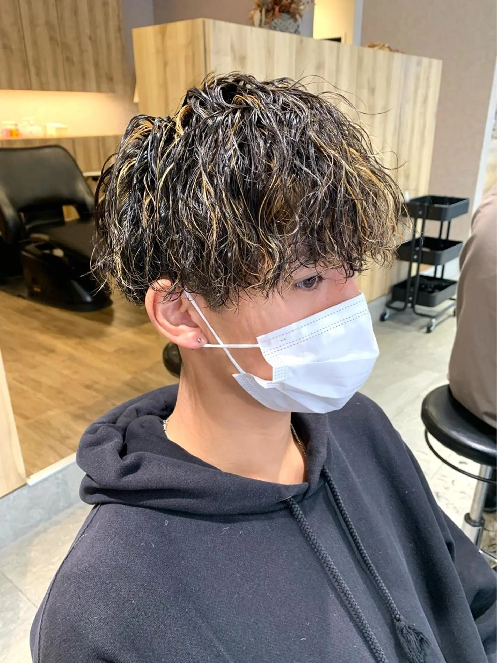 ショート カラー パーマ ヘアアレンジ メンズ メンズハイライト メンズメッシュ メンズパーマ ツイストスパイラルパーマ 波巻きパーマ men’s salon NOA solte. 【メンズサロン ノアソルテ】所属・メンズパーマ職人 加藤 弘貴のヘアスタイル