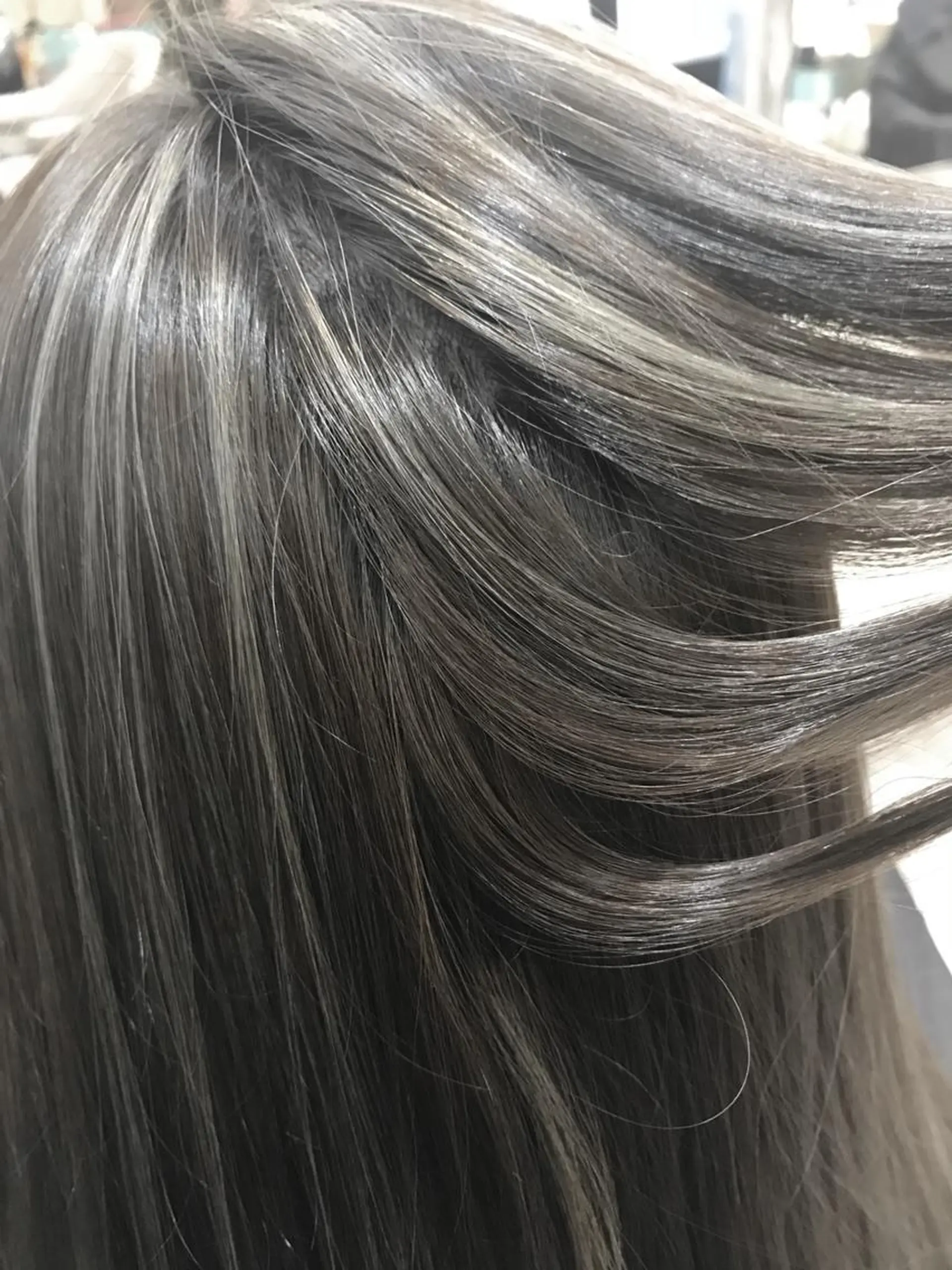 カラー 嶋村夏実🌼レイヤー 🌸白髪ぼかしのヘアスタイル