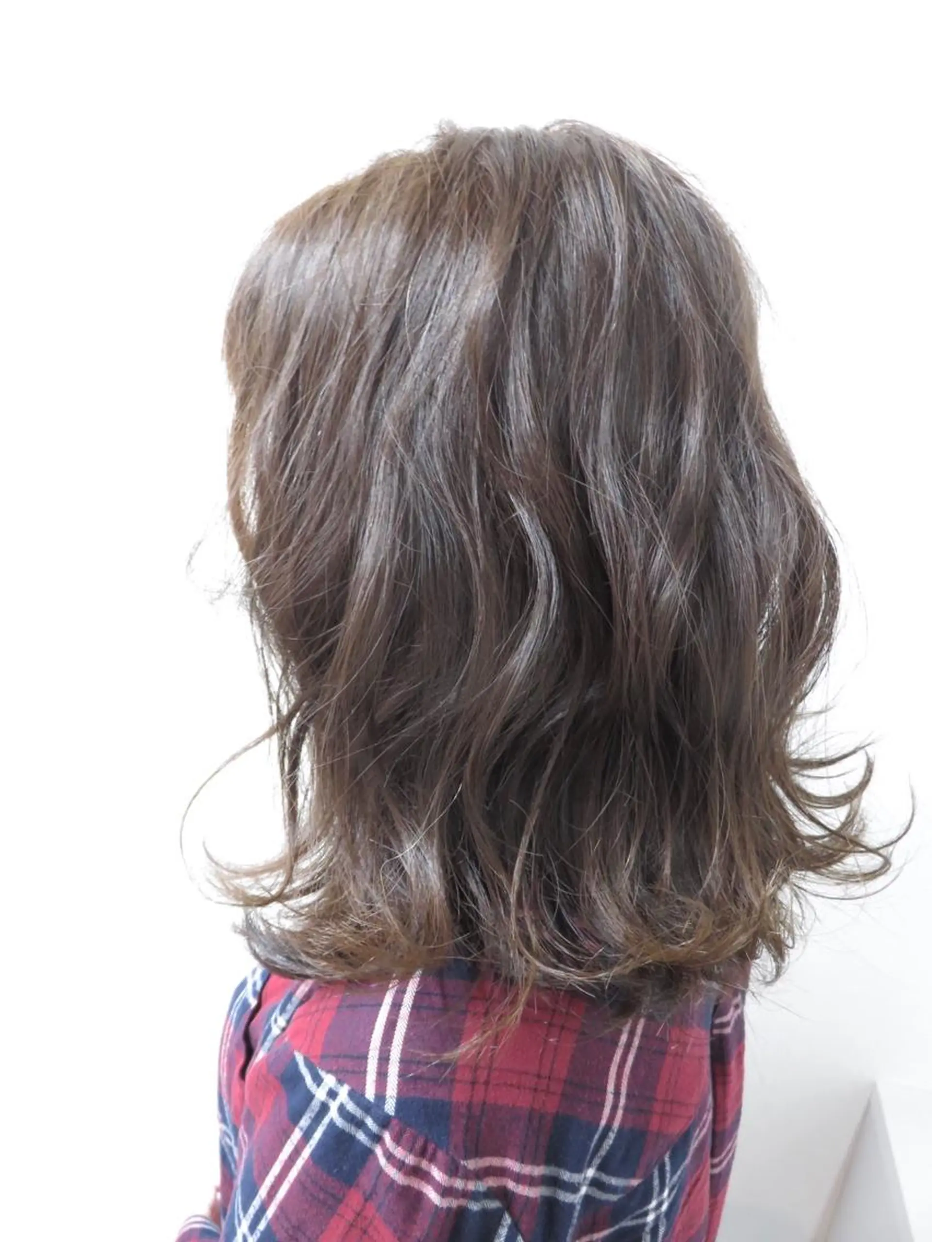 ミディアム アッシュ 外ハネヘア 東風上 亮介のヘアスタイル