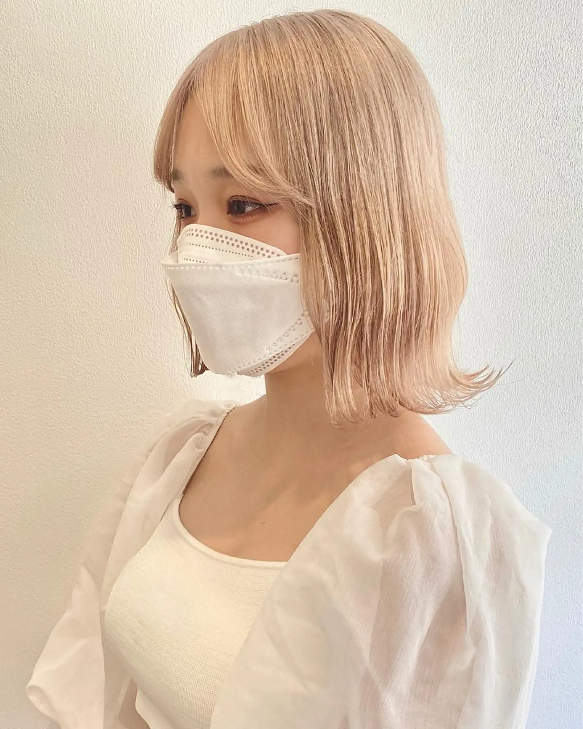 ミディアム カラー ブリーチ ブロンド ハイトーンカラー ホワイトブロンド ヘアカラー トリートメント RAIMA ハイトーン/ベージュのヘアスタイル