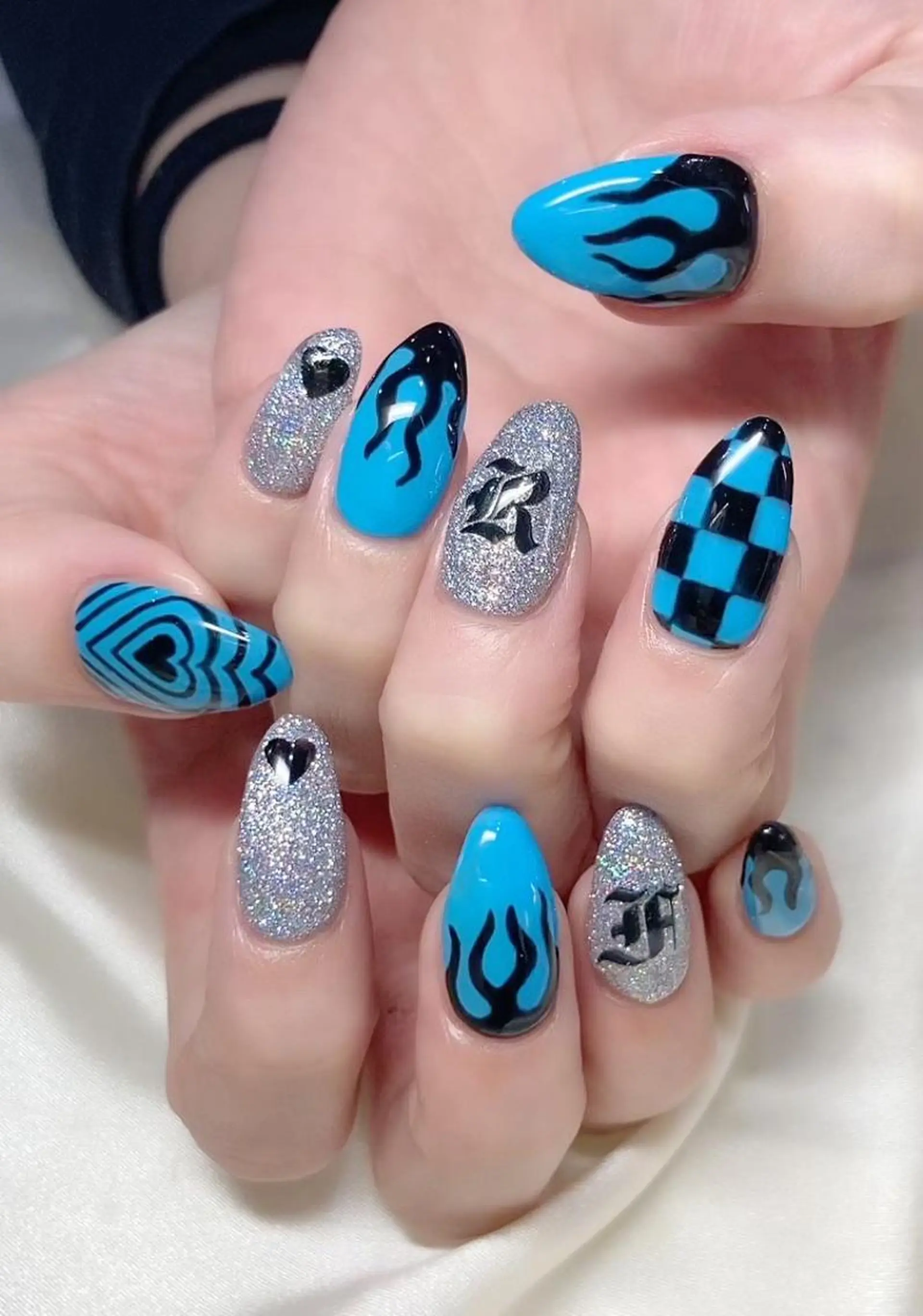 ネイル マツエク・マツパ アイブロウ 韓国風マツエク パリジェンヌラッシュリフト まつげパーマ ワンホンマツエク アートネイル ハンドネイル Nail&eye Belire 新宿のネイルデザイン