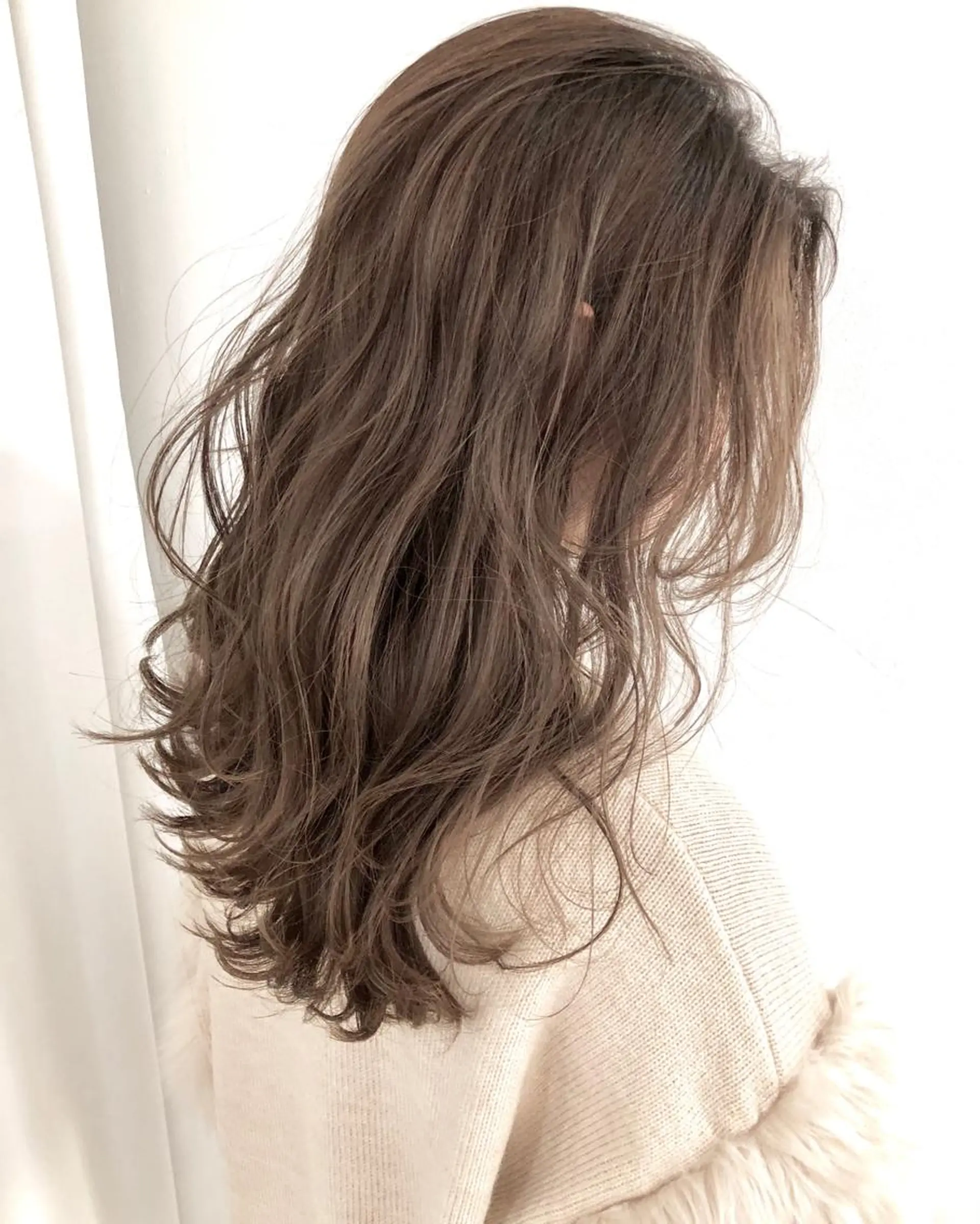 セミロング カラー マツエク・マツパ グレージュ ハイライトカラー ハイライト addict所属・井坂 弘人のヘアスタイル