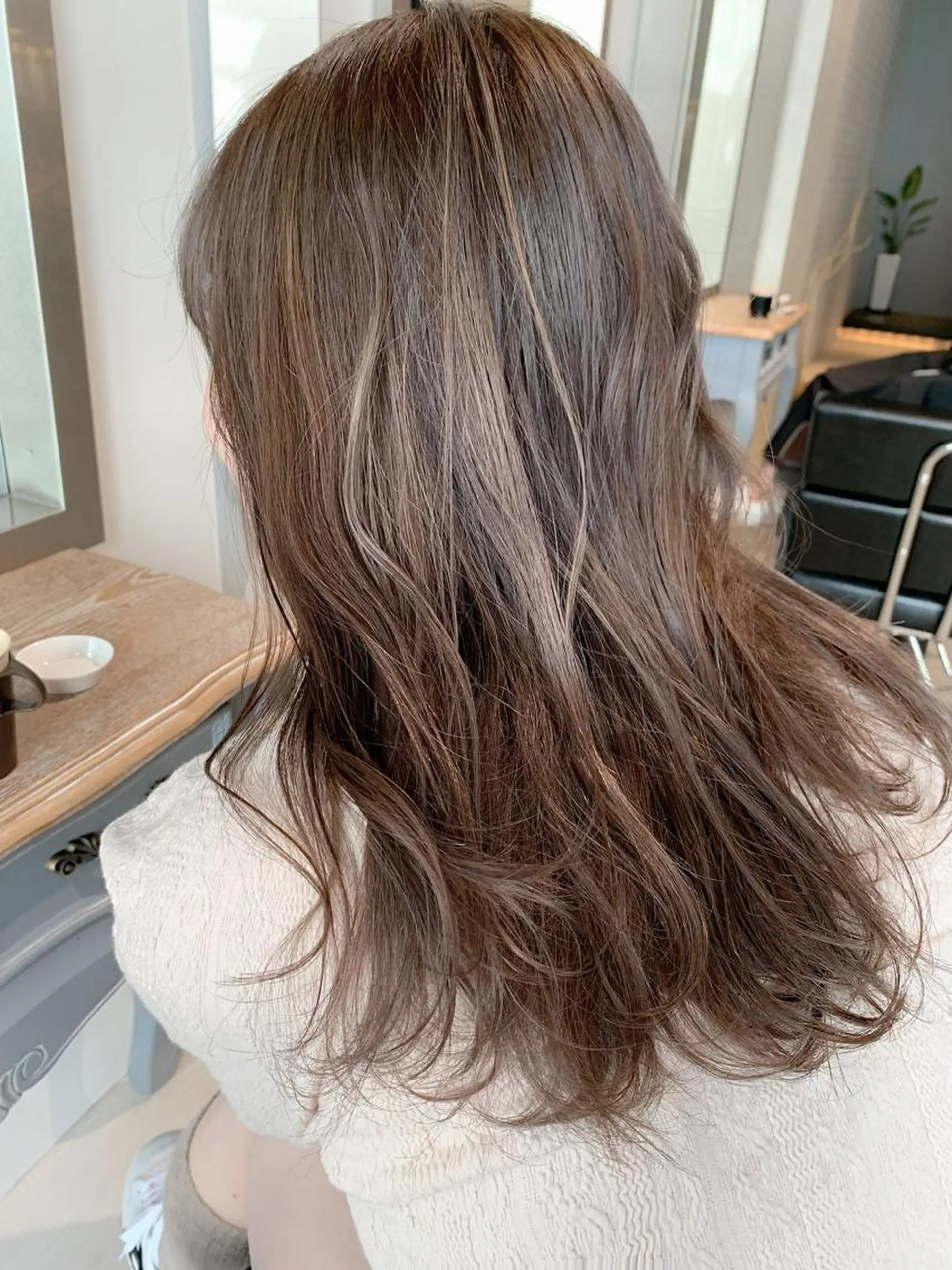 セミロング カラー ベージュカラー ハイライトカラー ミルクティーベージュ ハイライト EMANON天神所属・Hitomi Ezakiのヘアスタイル