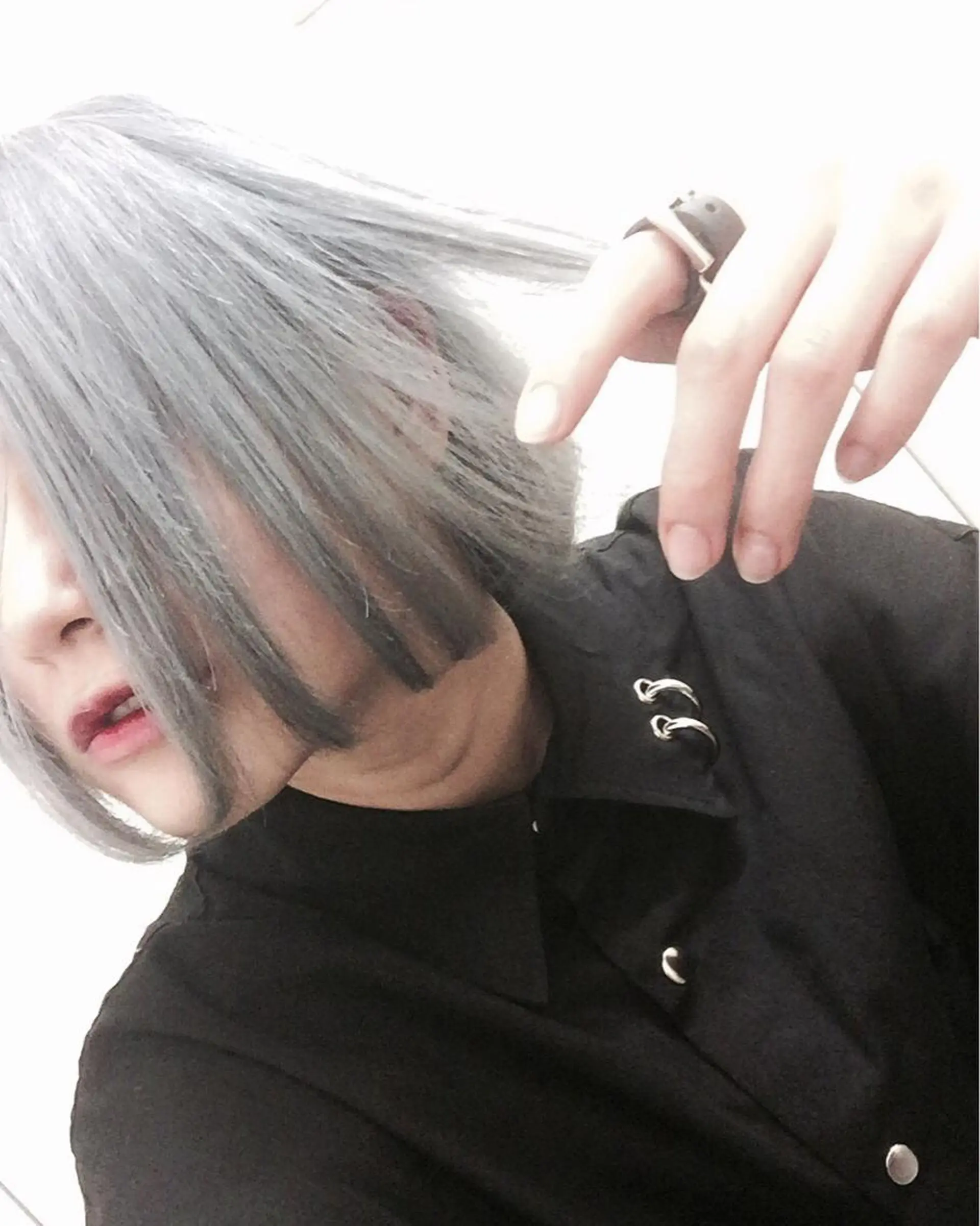 ショート カラー シルバー アンドウ ユウ/ レイヤーカット/韓国のヘアスタイル