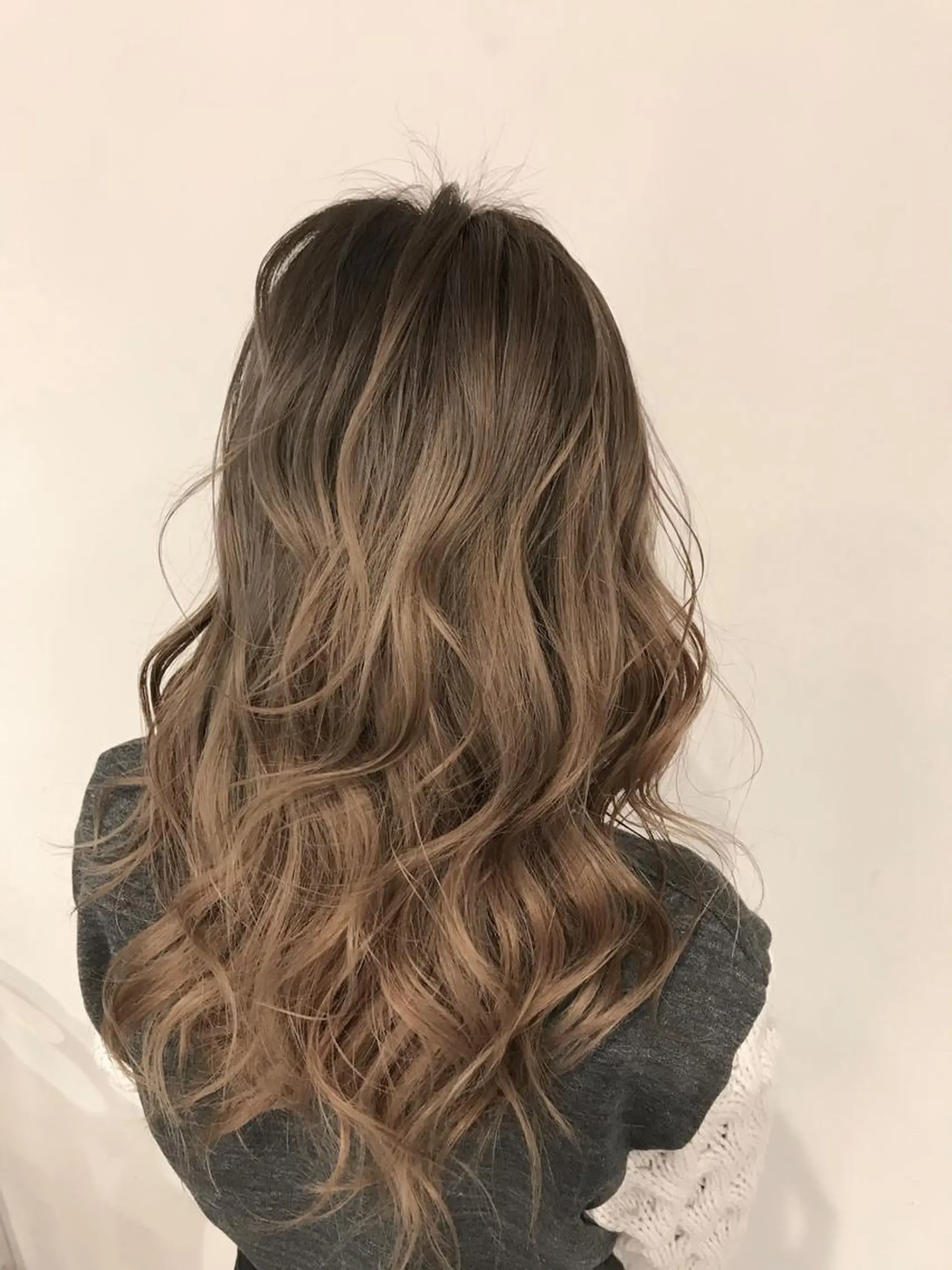 セミロング カラー アッシュ バレイヤージュ ベージュカラー ブリーチ ケアブリーチ AMI Hair  supply所属・髪質改善カラー 韓国風レイヤーのヘアスタイル