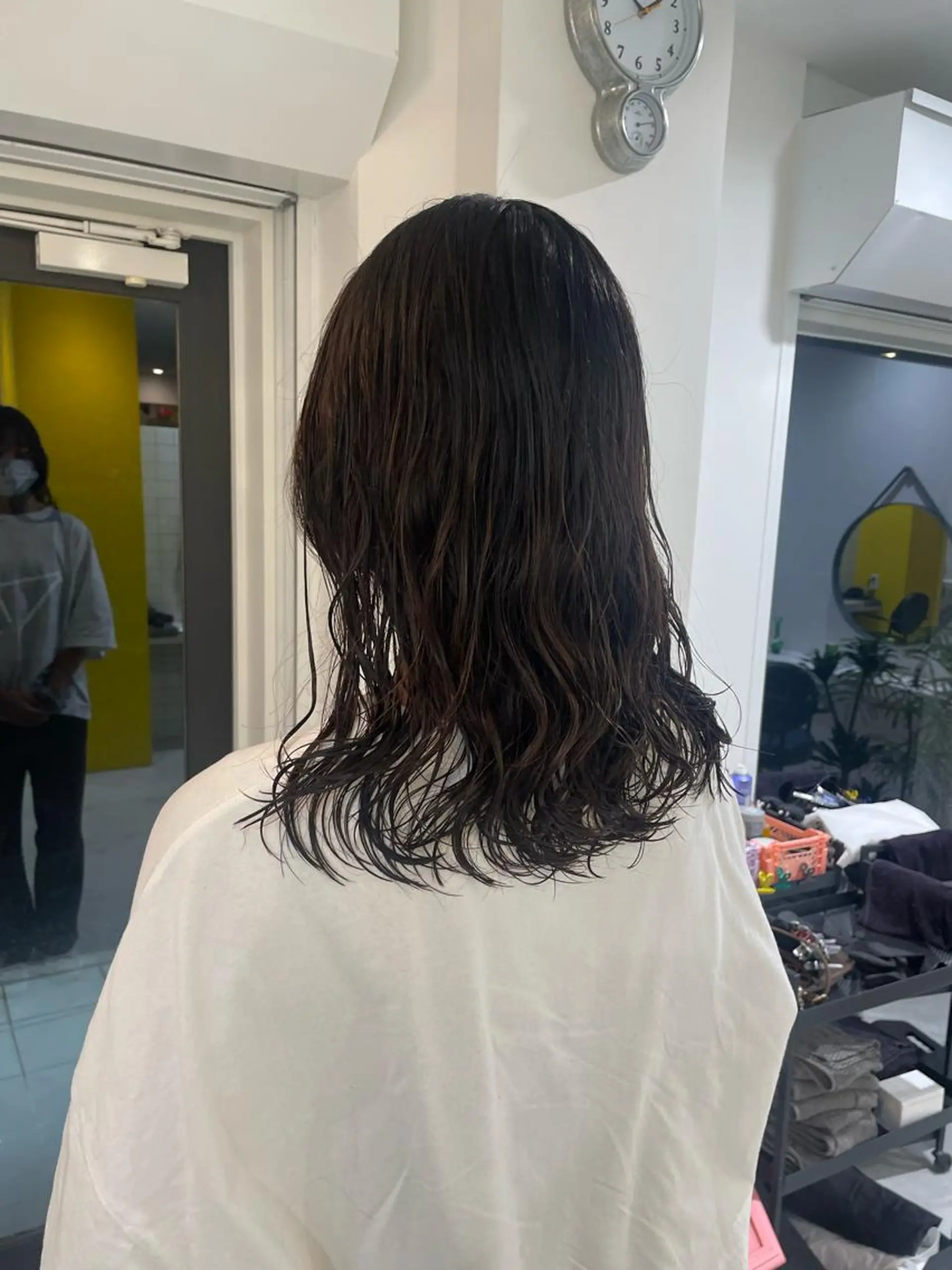 ミディアム パーマ Koto🌿 ブリーチなしカラーのヘアスタイル