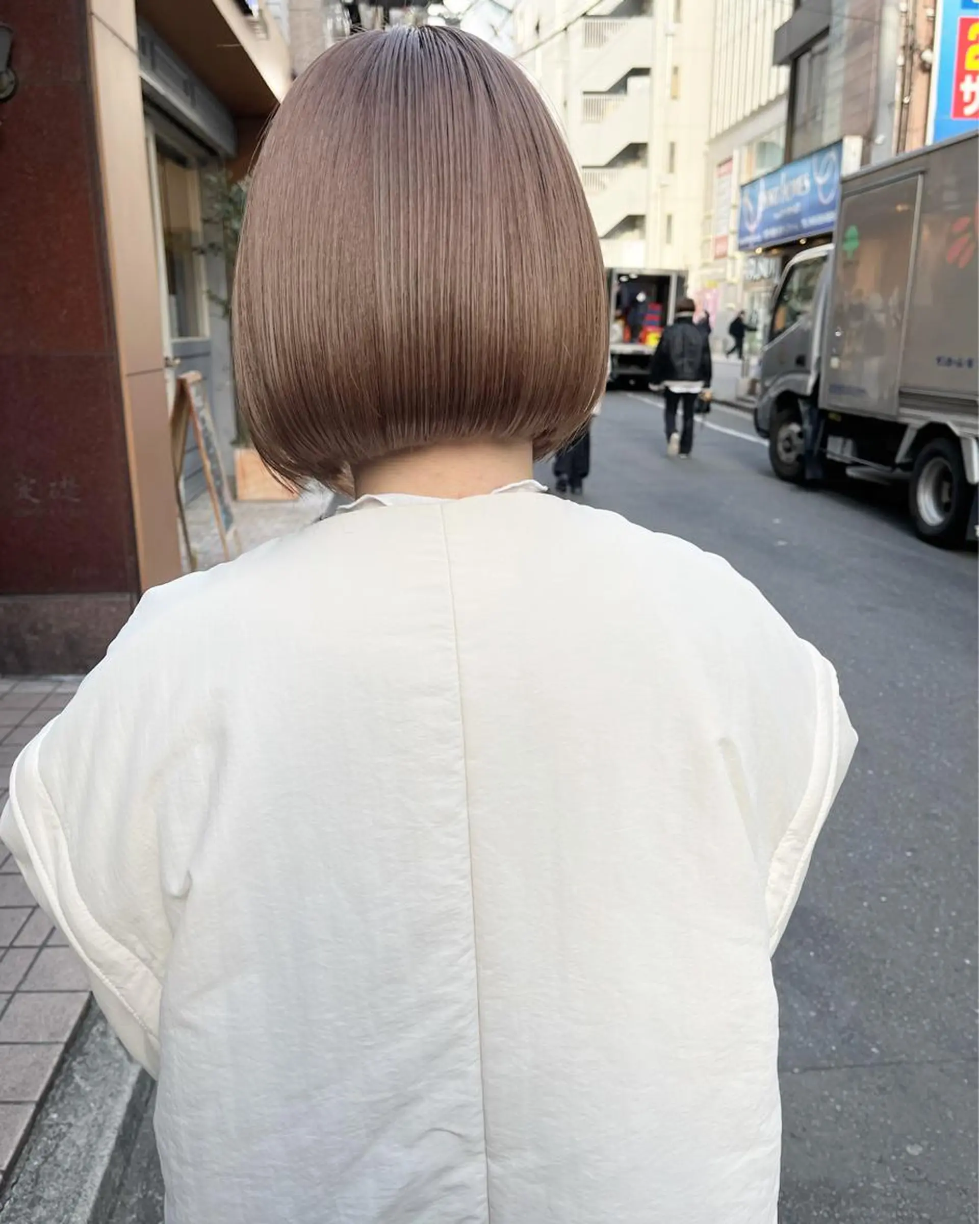 ショート カラー ヘアアレンジ ベージュカラー ブリーチ ミルクティーベージュ カット ヘアカラー トリートメント ヘアセット 🌷ボブ/髪質改善 ストレートのヘアスタイル