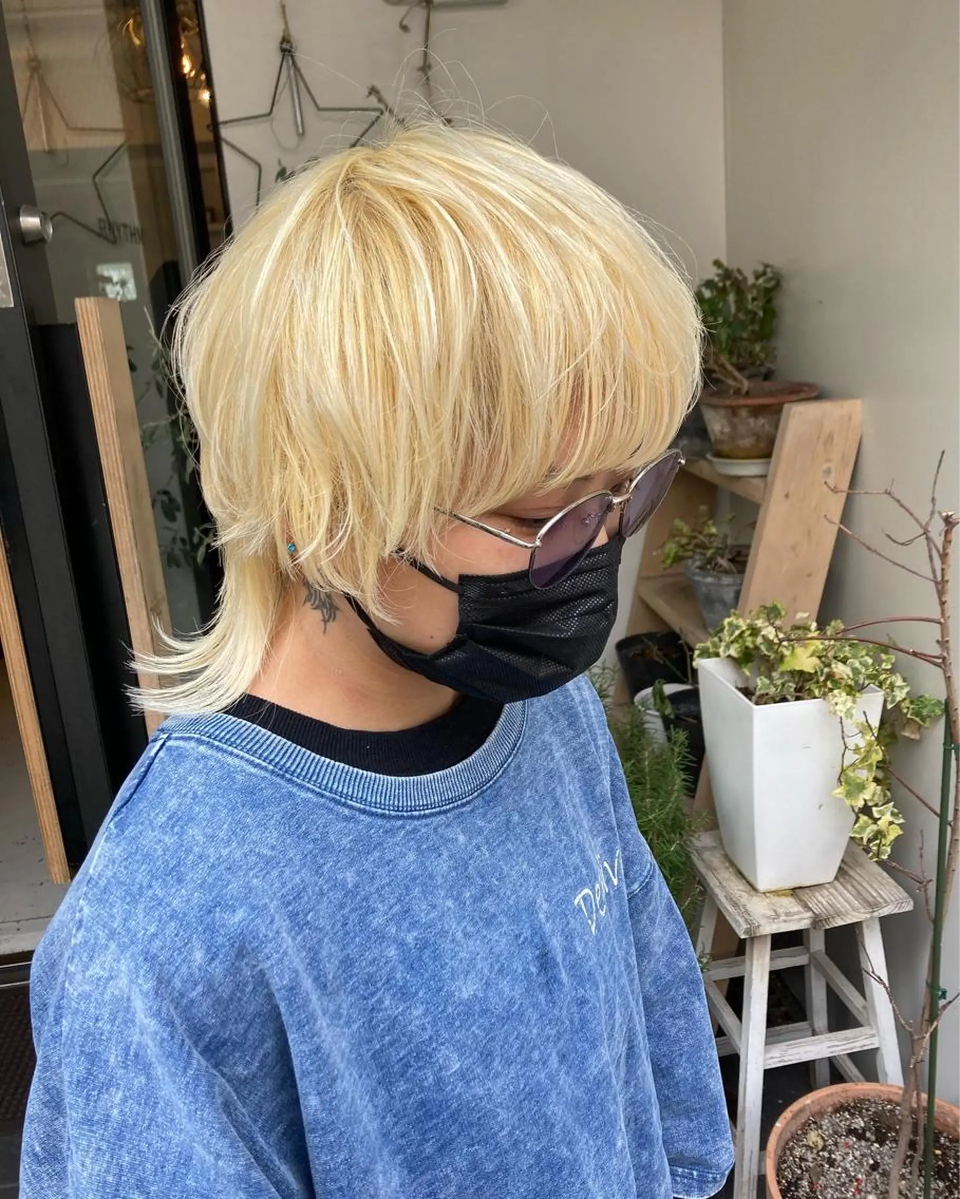 ショート カラー ブリーチ 抜きっぱなしブロンド ショートヘア ウルフカット ✂︎岡根 京花✂︎のヘアスタイル