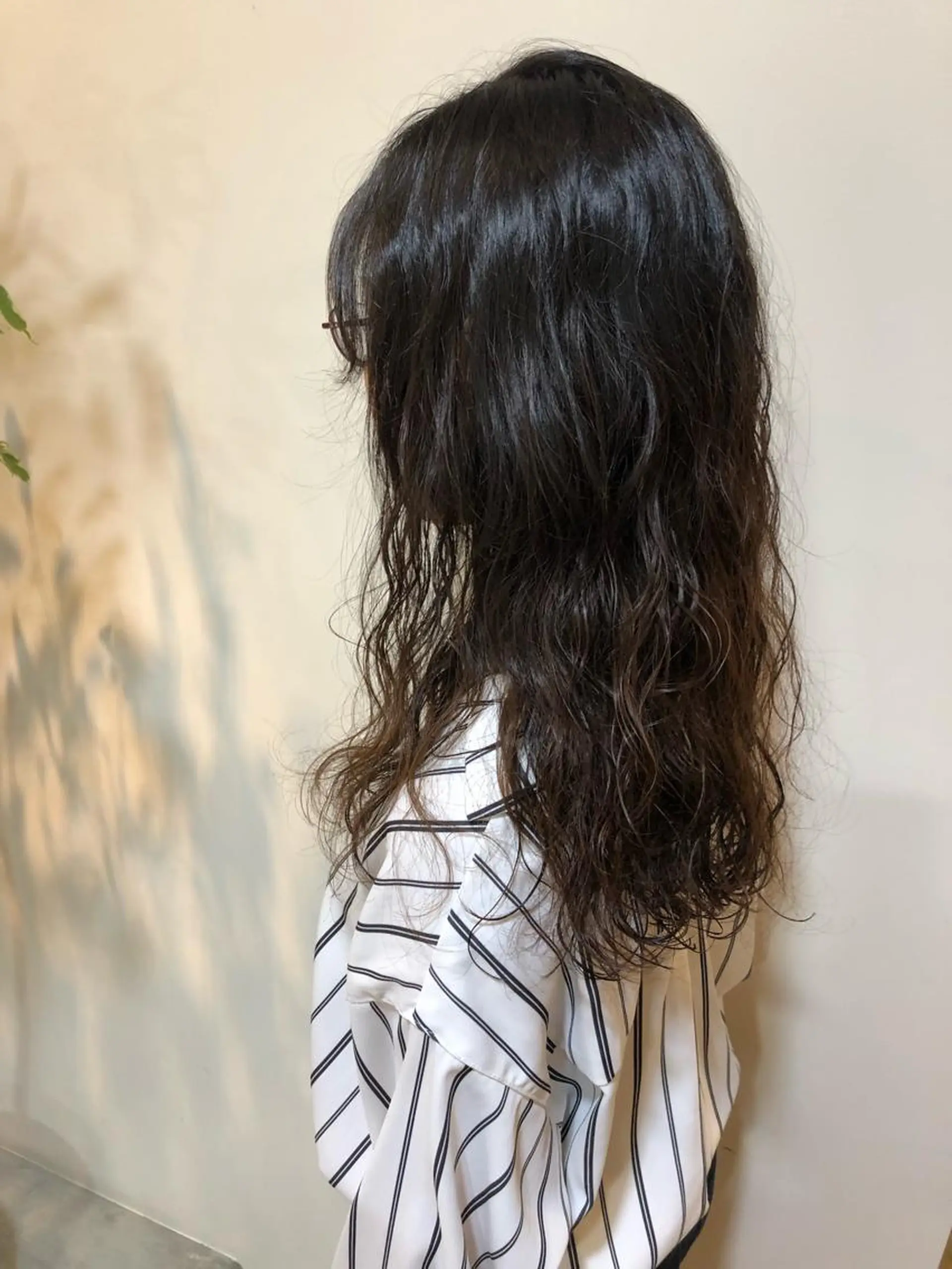 ロング パーマ MIOベージュカラー 柔らかいカラーのヘアスタイル