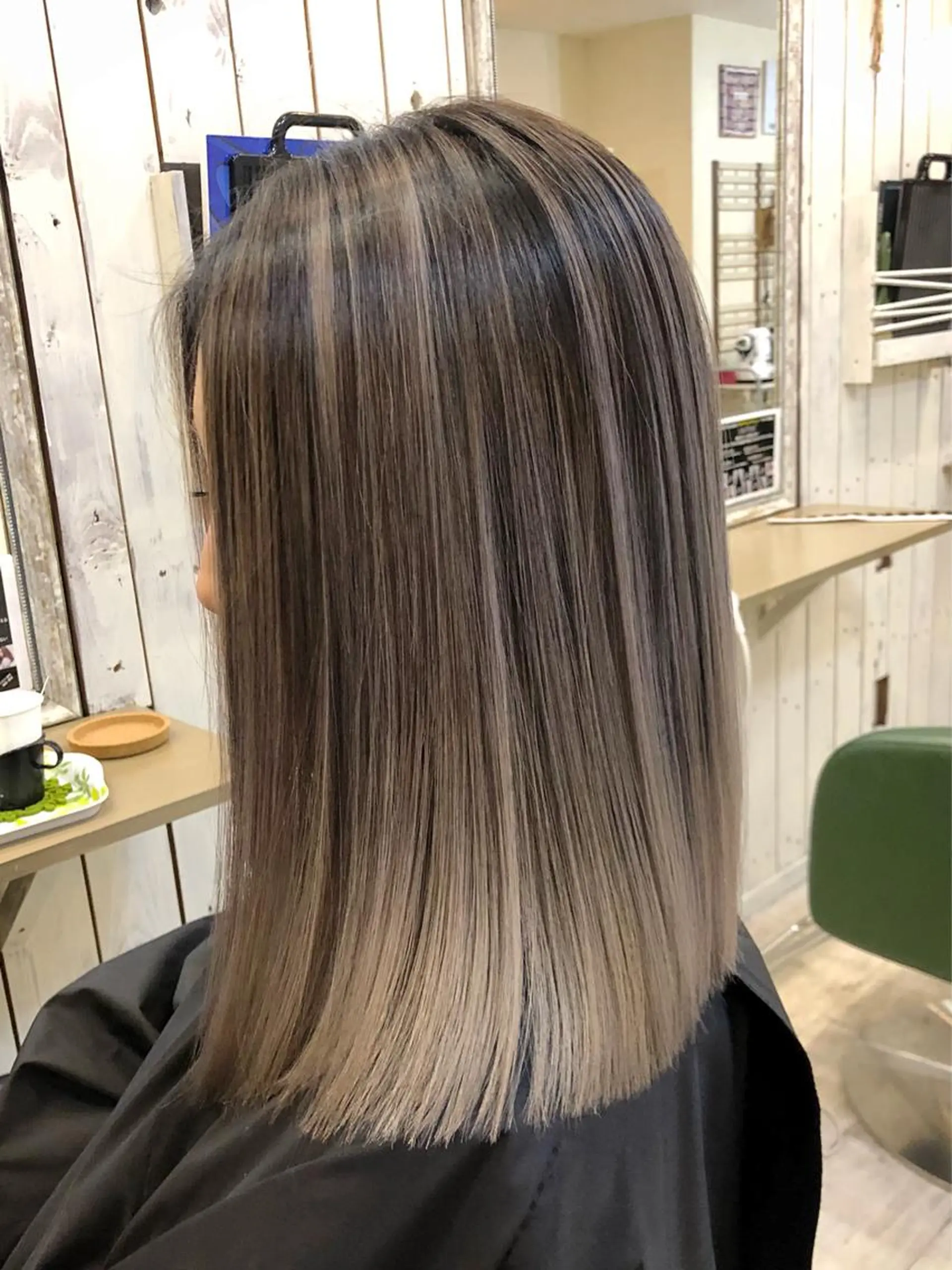 ミディアム 韓国レイヤー外国人風 透明感カラー髪質改善のヘアスタイル