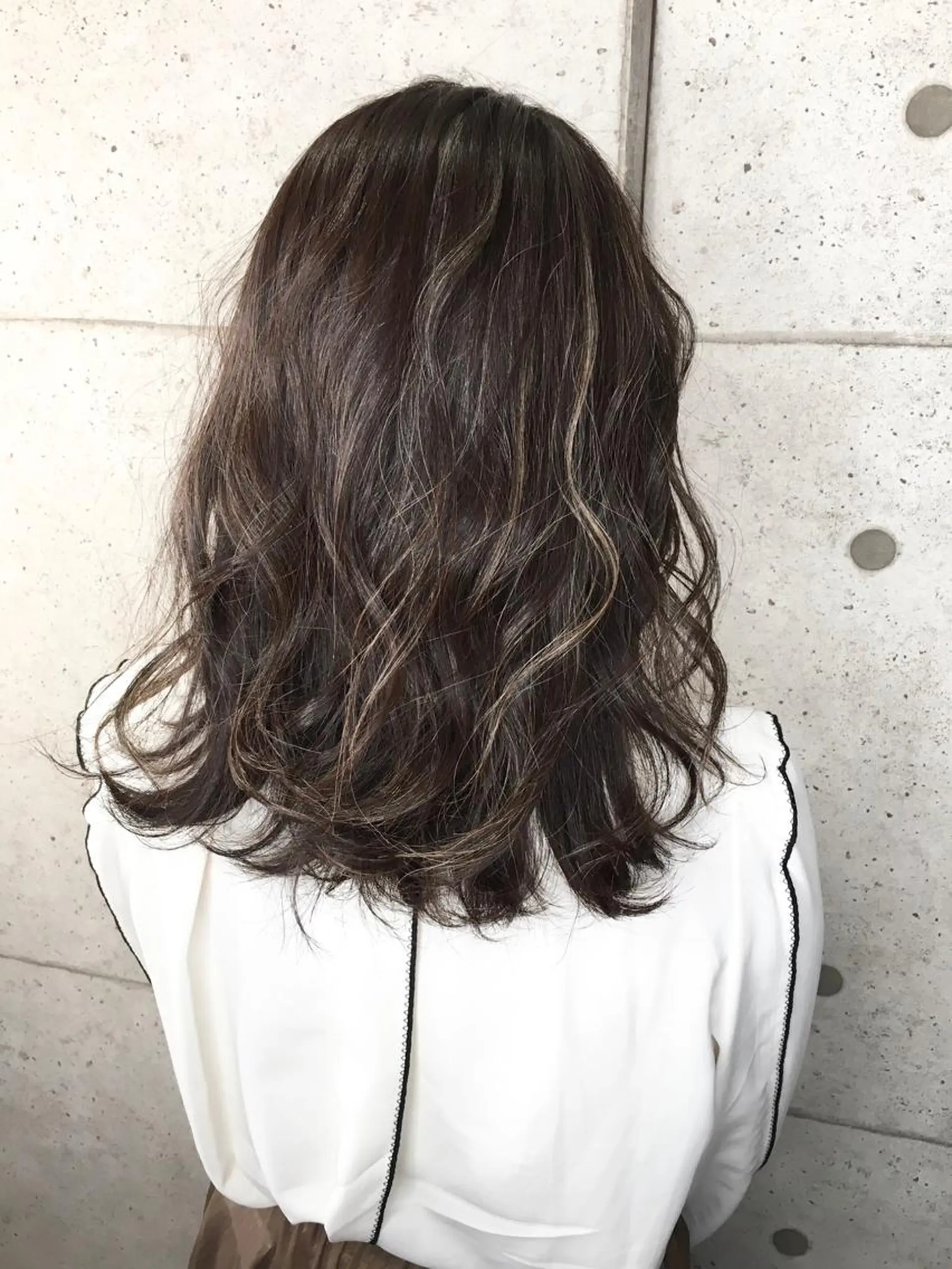 ミディアム 足立 磨咲のヘアスタイル