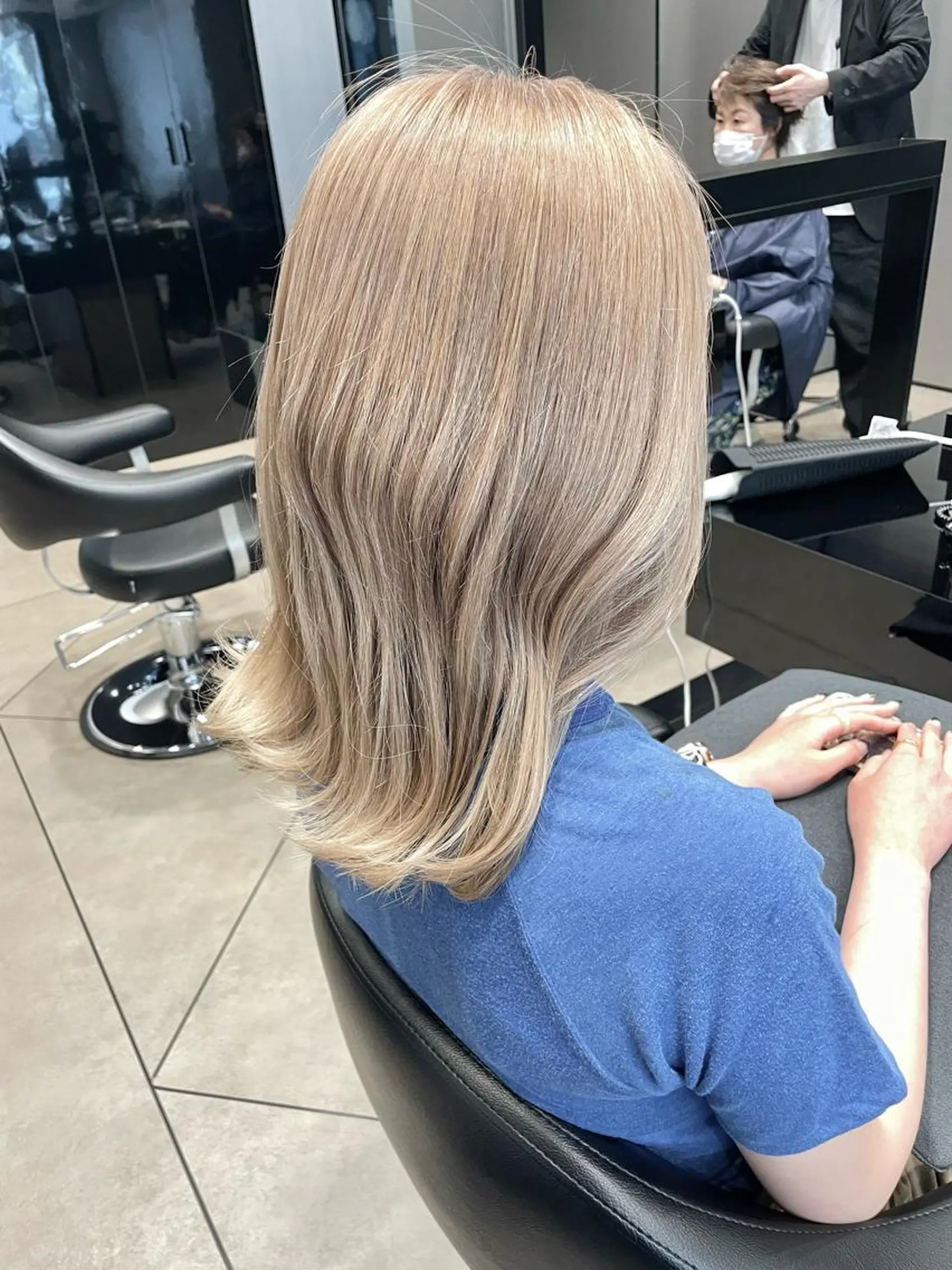 ミディアム カラー ブリーチ ブリーチなしカラー 似合わせカット カット ヘアカラー トリートメント 井本翔太.髪質改善. ベージュ.グレージュのヘアスタイル