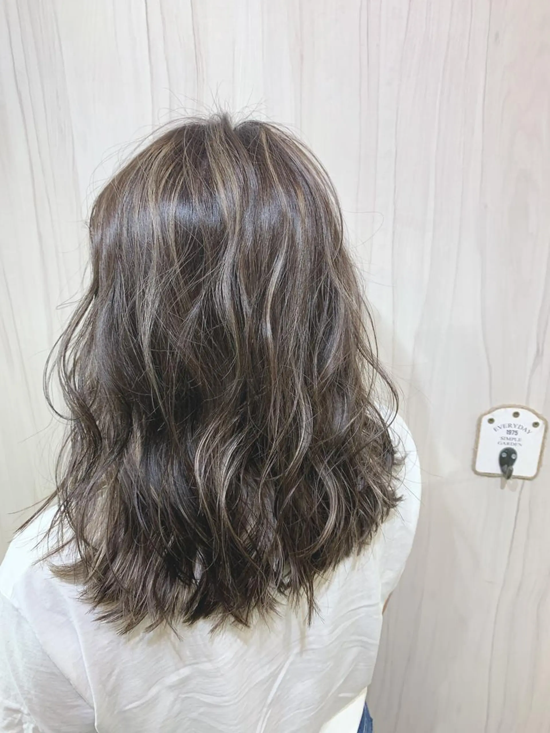 ミディアム カラー カット ヘアカラー 嶋村夏実🌼レイヤー 🌸白髪ぼかしのヘアスタイル