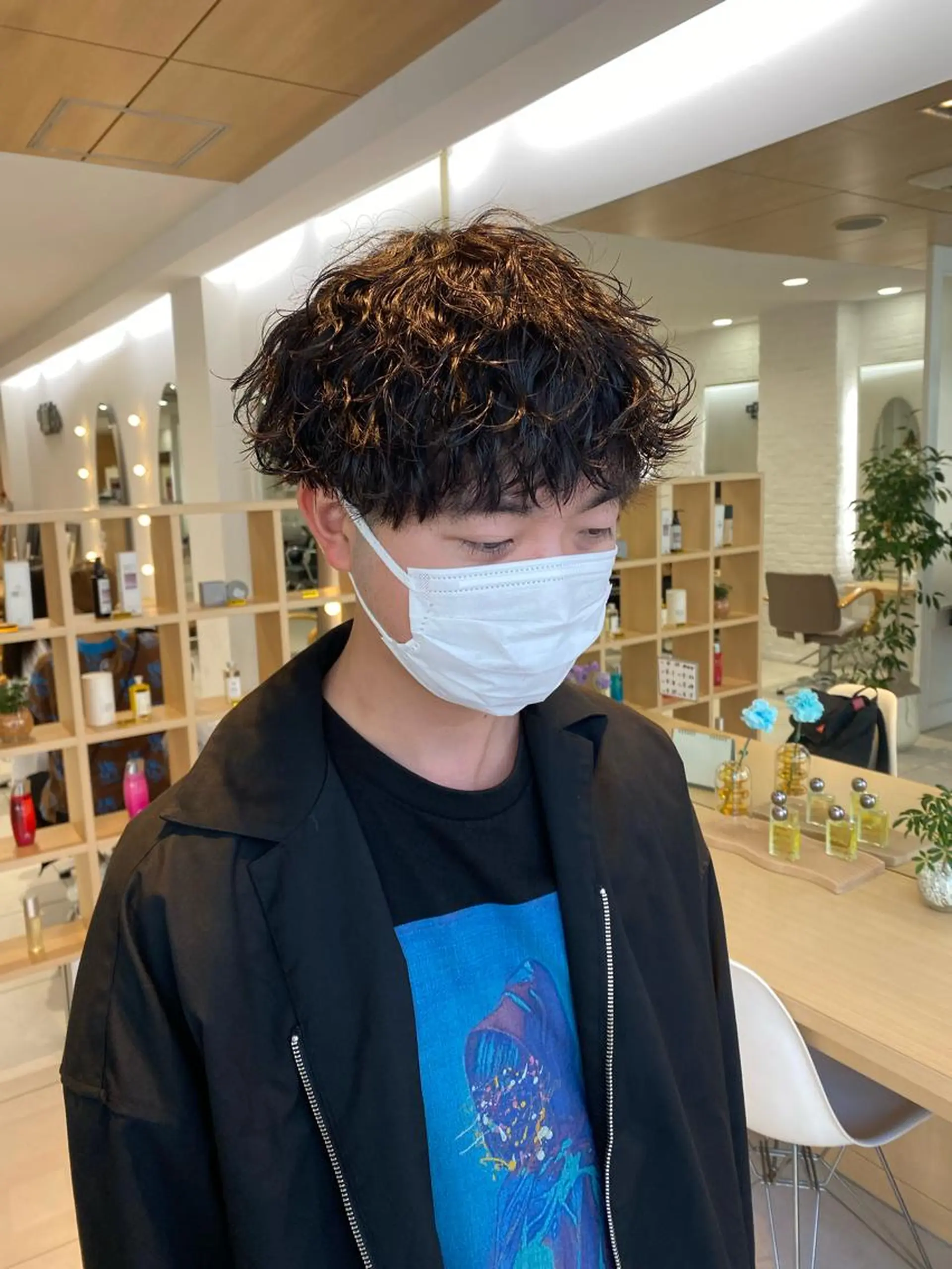 ショート パーマ メンズ メンズパーマ 波巻きパーマ カット パーマ 🍀透明感抜群🍀/ ハイトーンカラーのヘアスタイル