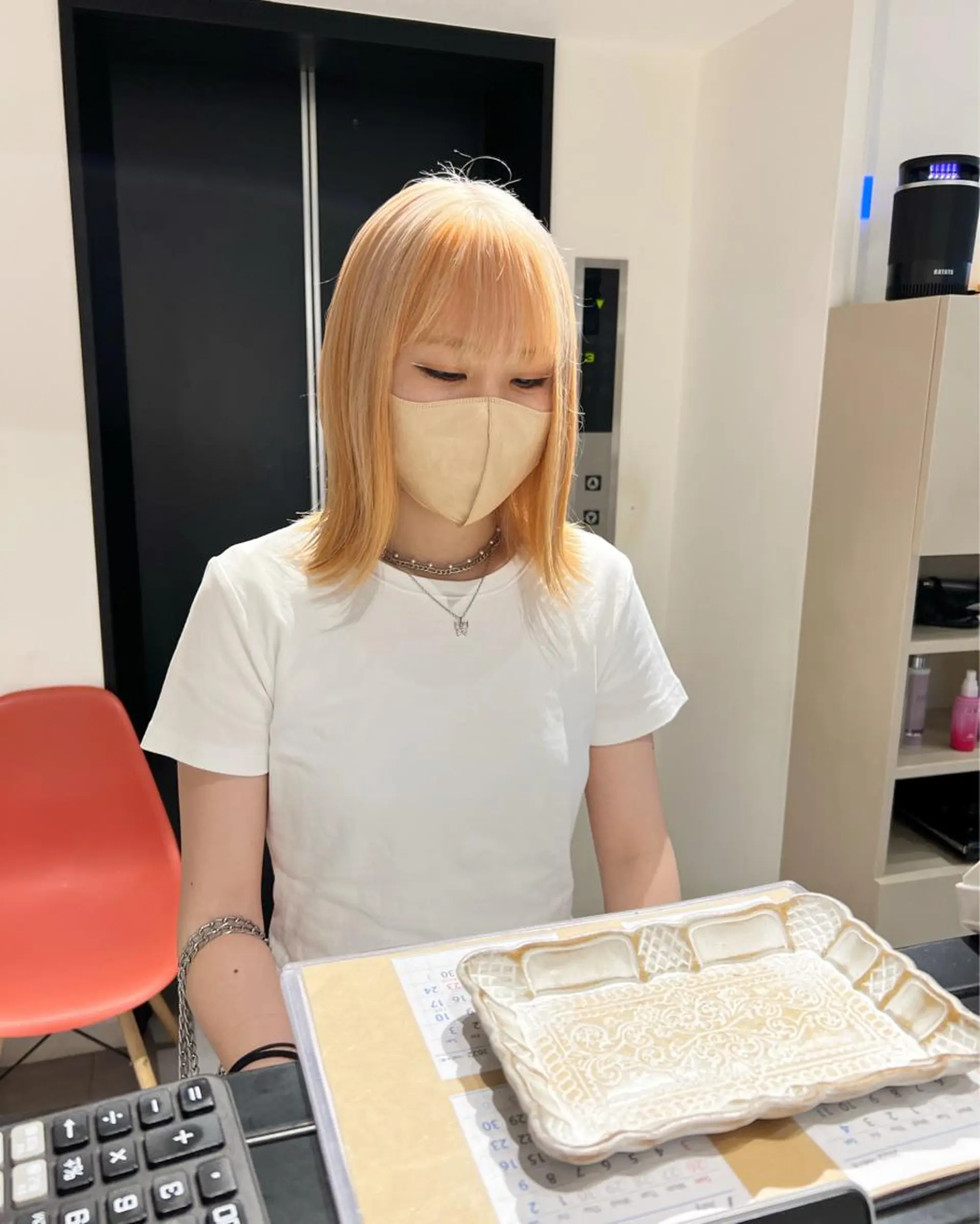 セミロング デザイン🥇複雑履歴 ハイトーン特化のヘアスタイル