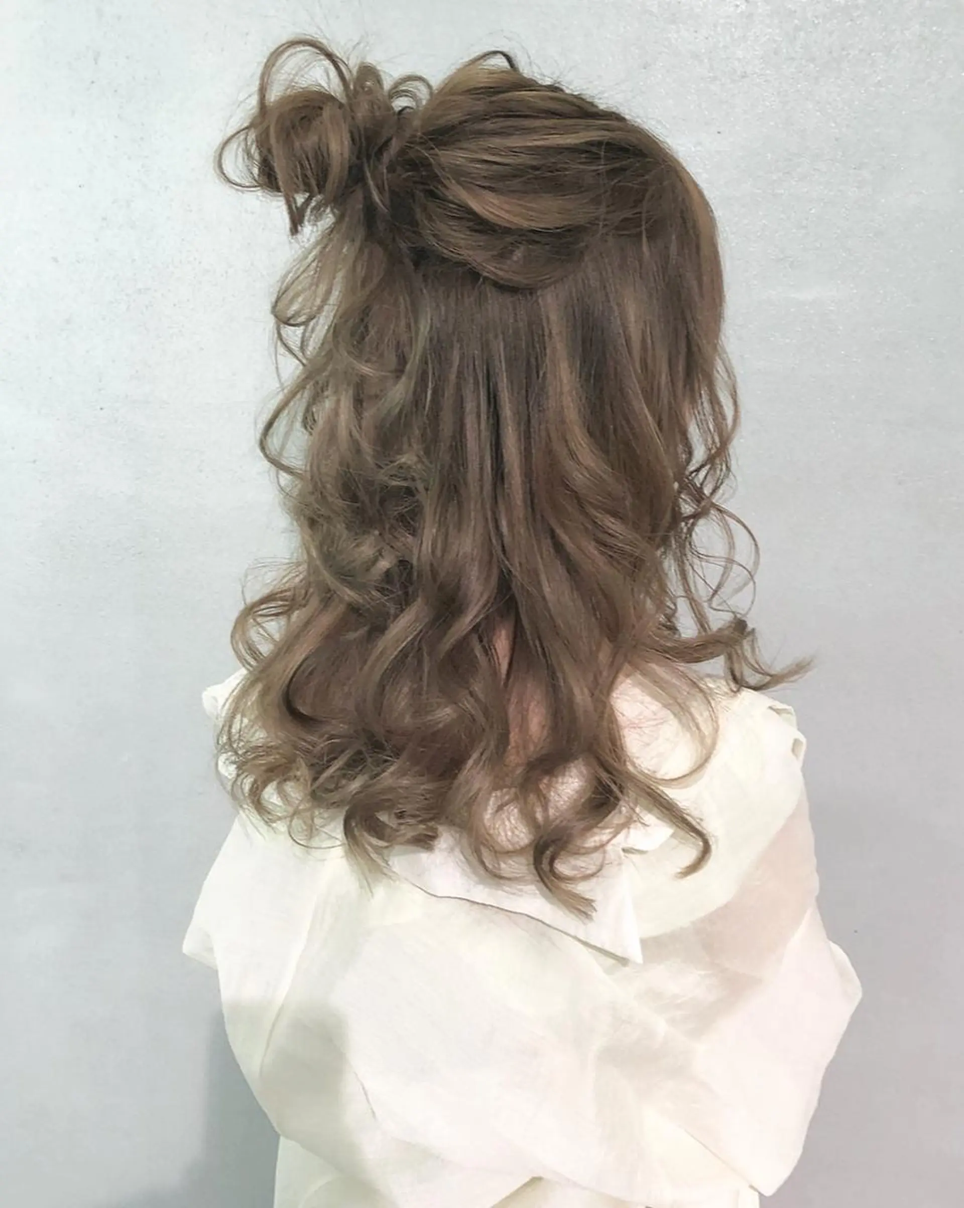 セミロング カラー ヘアアレンジ ハーフアップ お団子ヘア autre所属・大久保 ひでなりのヘアスタイル