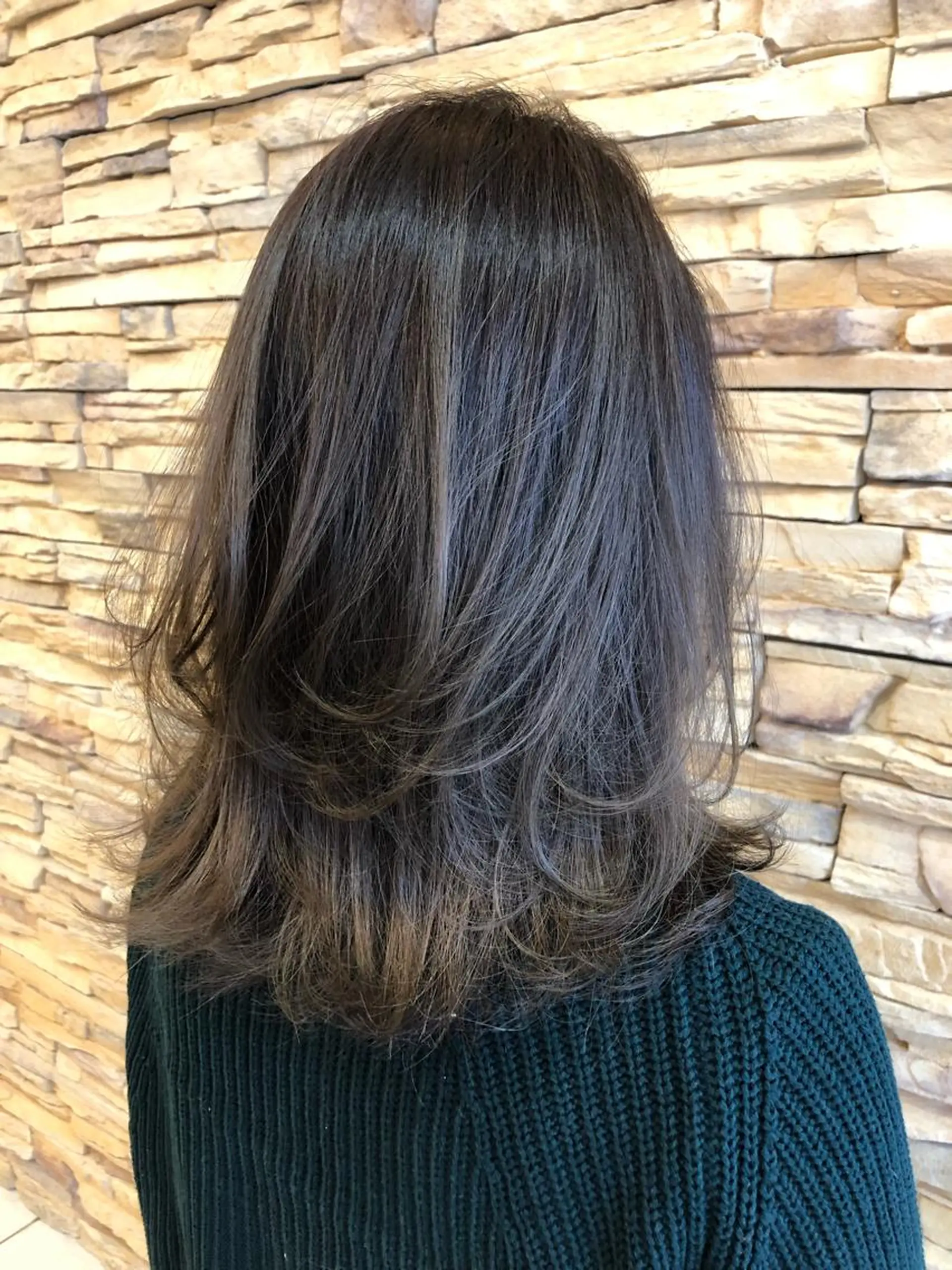 ミディアム カラー パーマ ヘアアレンジ ハイライトカラー ハイライト レイヤーカット カット ヘアカラー トリートメント ヘッドスパ 小田 莉加子のヘアスタイル