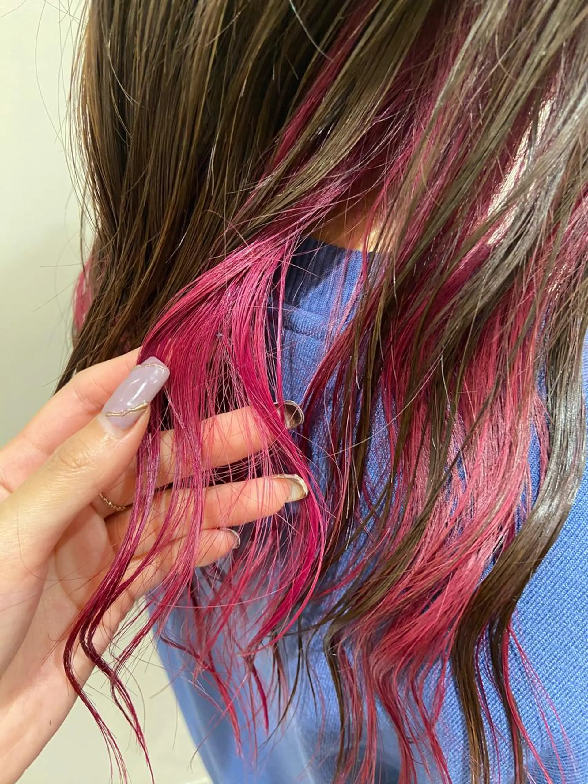 セミロング カラー インナーカラー ピンクカラー ヘアカラー Amour なぐらのヘアスタイル