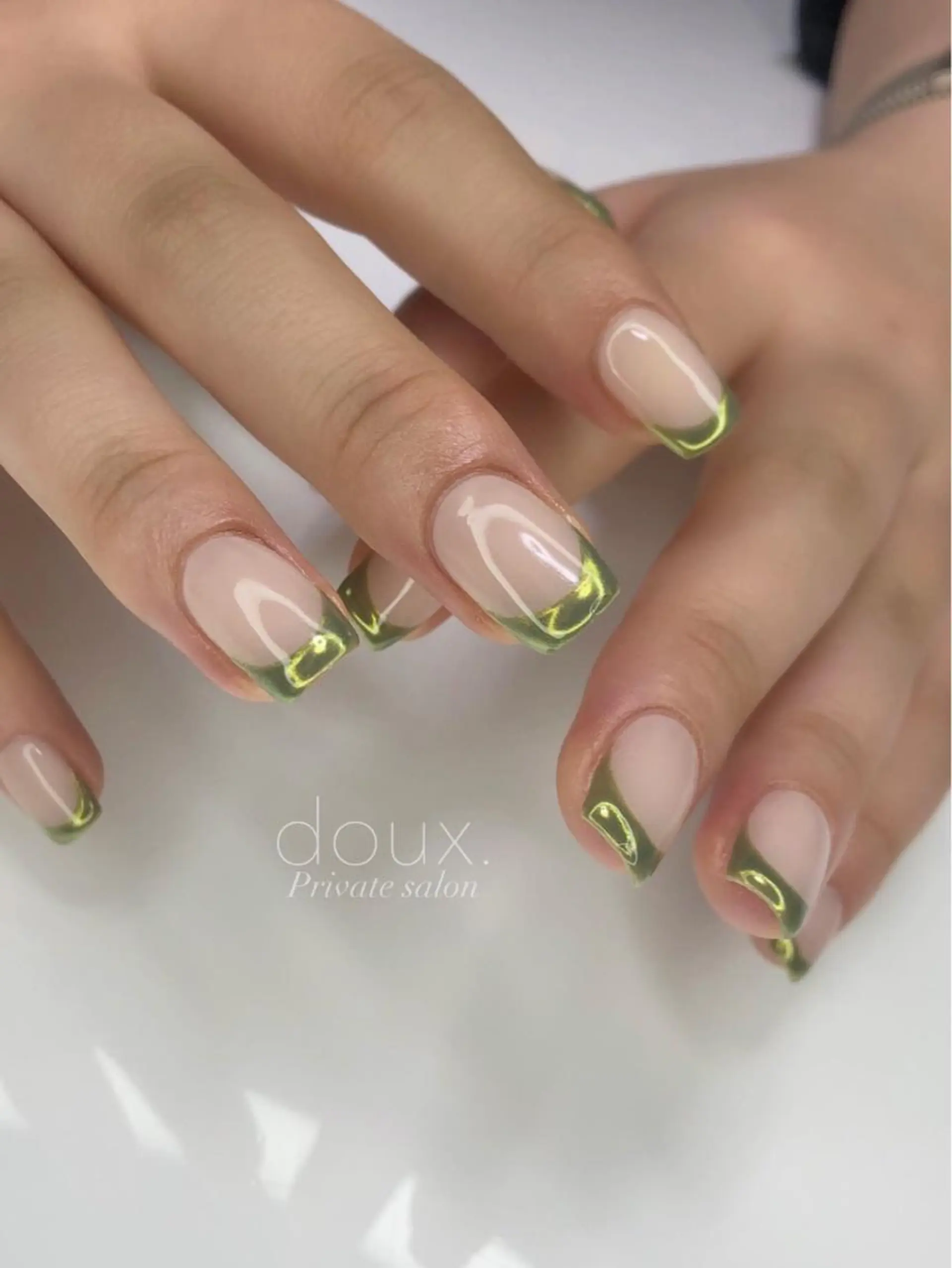 ネイル オーロラネイル フレンチネイル グリーン ニュアンスネイル 春ネイル ハンドネイル doux. nailのネイルデザイン