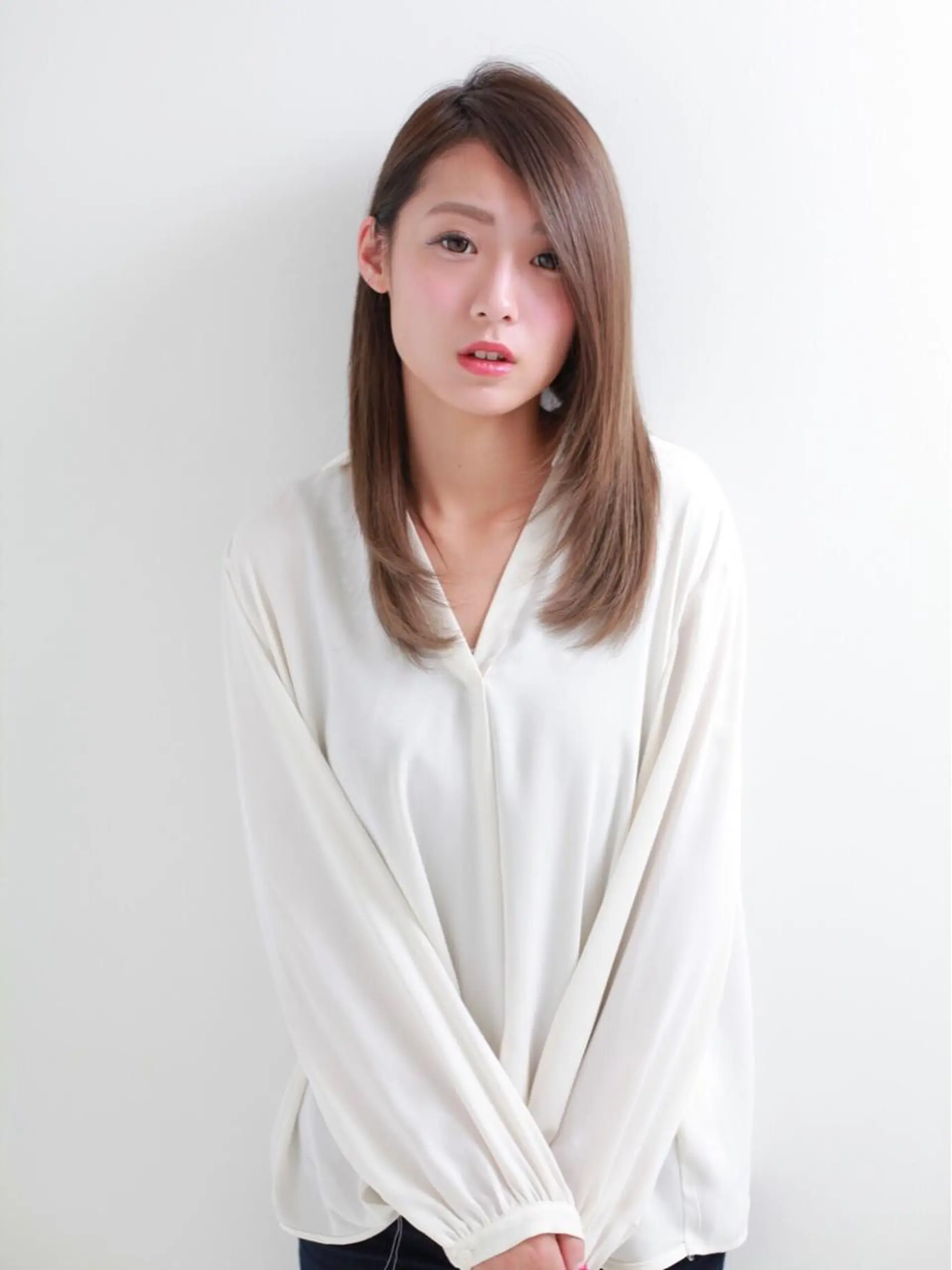 ロング カラー アッシュ ベージュカラー 透明感カラー イルミナカラー レイヤーカット カット ヘアカラー ブリーチカラー/ 岩破瑞希のヘアスタイル