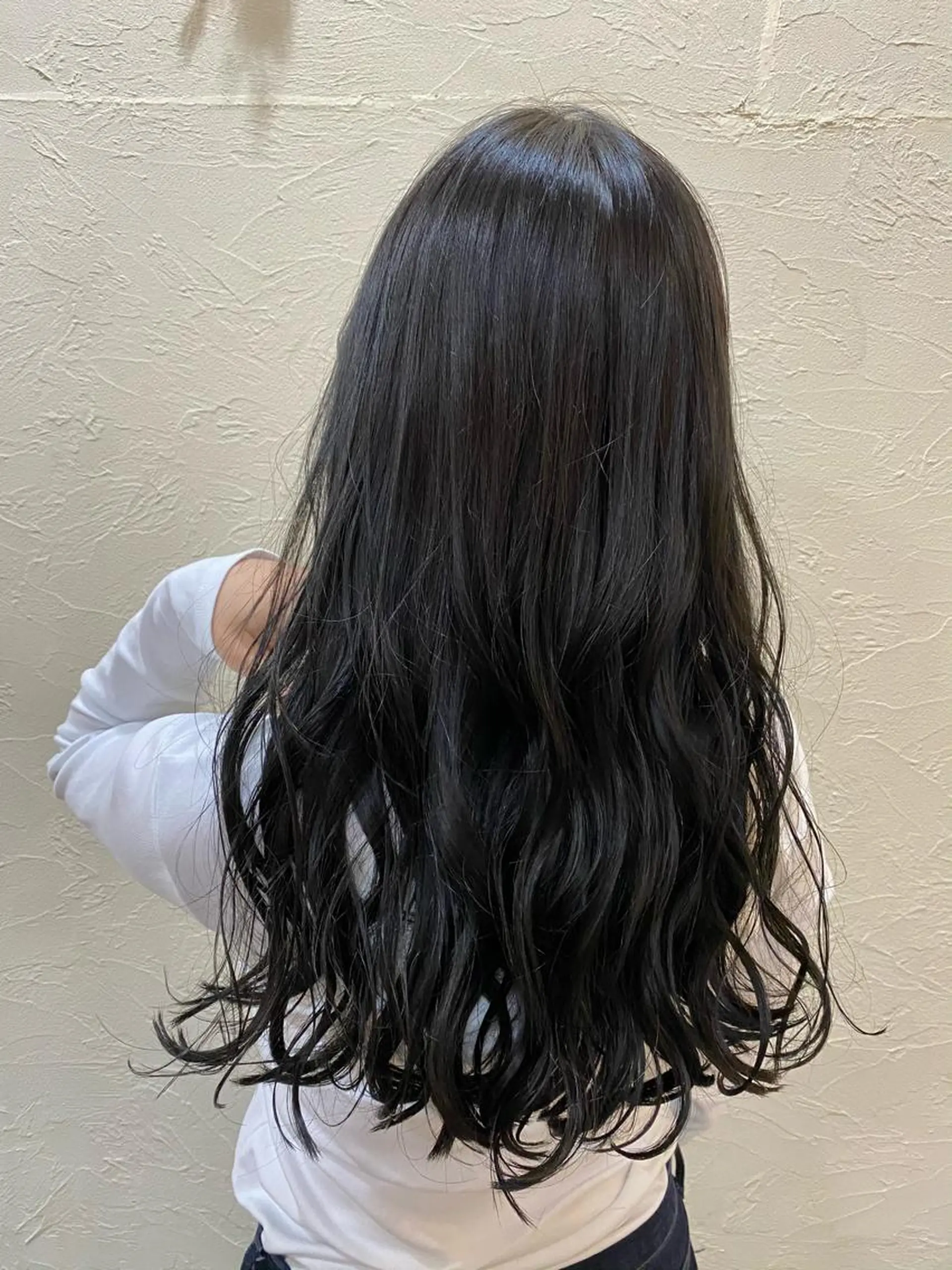 ロング カラー 黒髪 ブリーチ ブルーカラー ブルーブラック 透明感カラー ヘアカラー トリートメント ENIF ヤマグチアツコのヘアスタイル