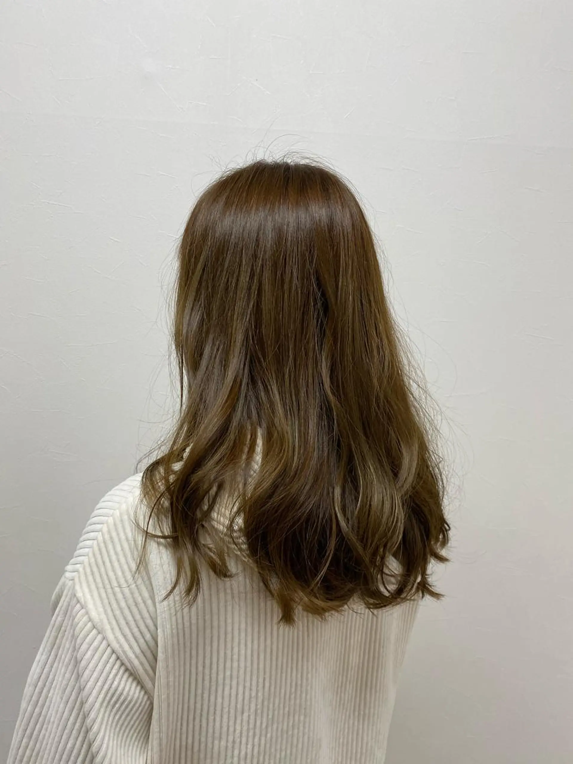 ロング カラー ベージュカラー オリーブベージュ KAITOH ATSUSHIのヘアスタイル