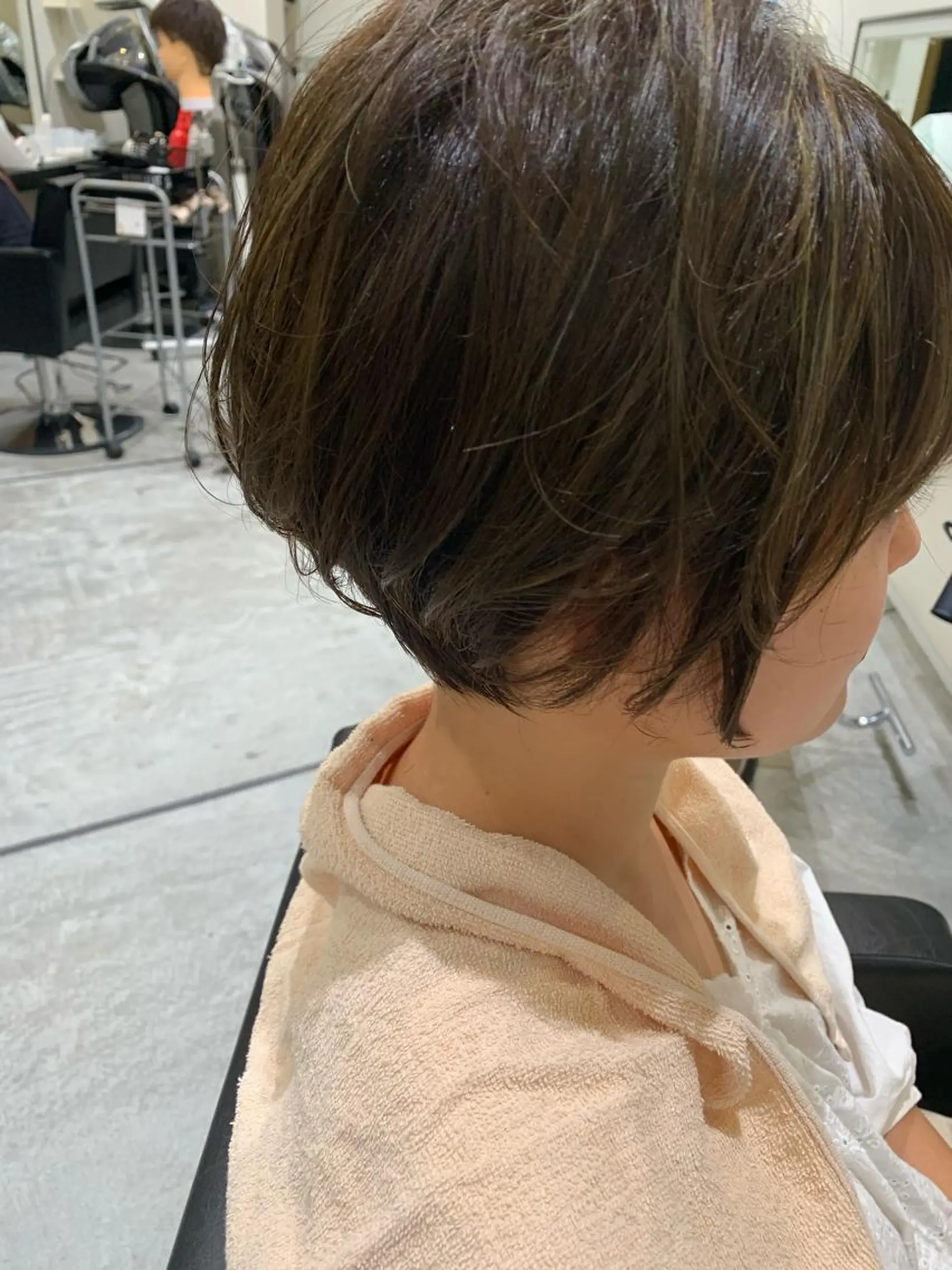 ショート カラー アッシュ ハイライトカラー オリーブアッシュ ハイライト ショートヘア カット ヘアカラー 喜友名 泉樹のヘアスタイル