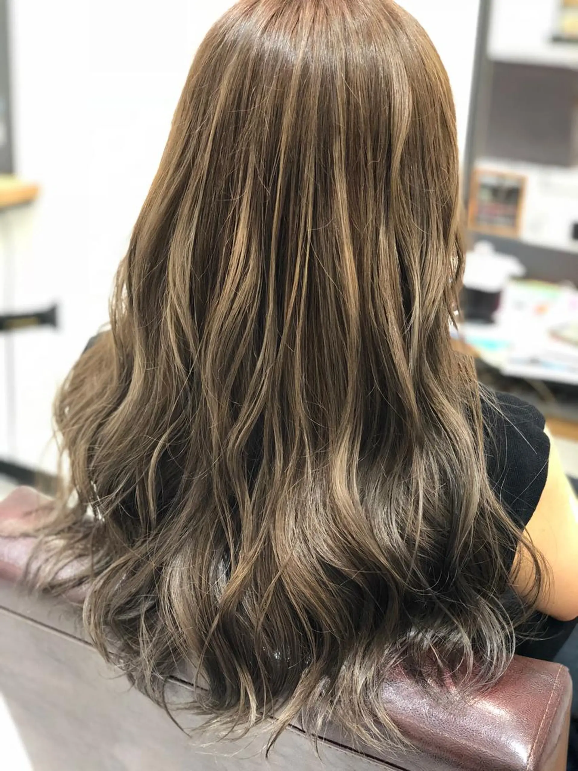 セミロング カラー ハイライトカラー 3Dハイライト ハイライト ヘアカラー トリートメント 梅田 翔一朗のヘアスタイル