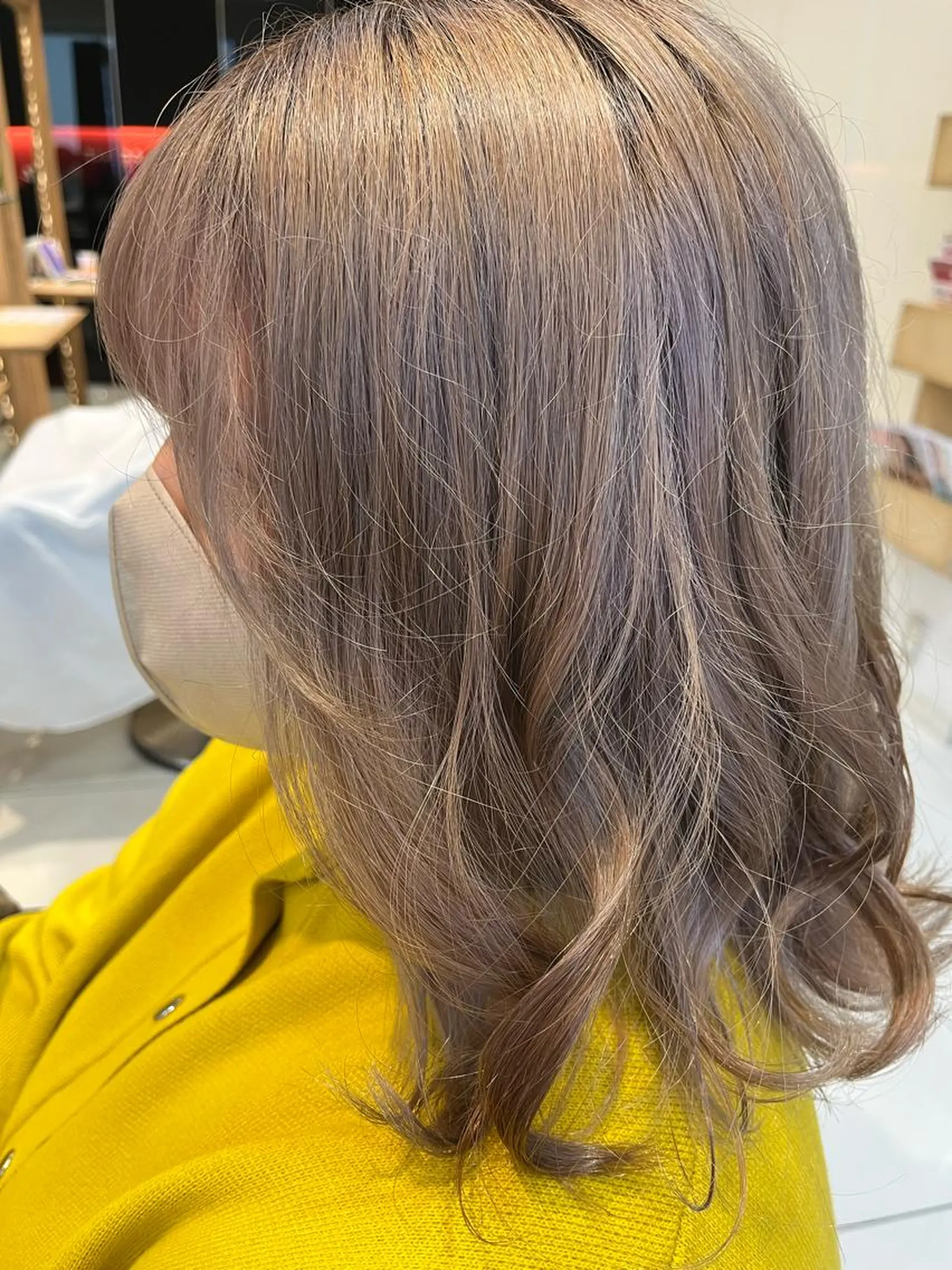 ミディアム カラー ベージュカラー ブリーチ ミルクティーベージュ なつな/ 透明感カラーのヘアスタイル