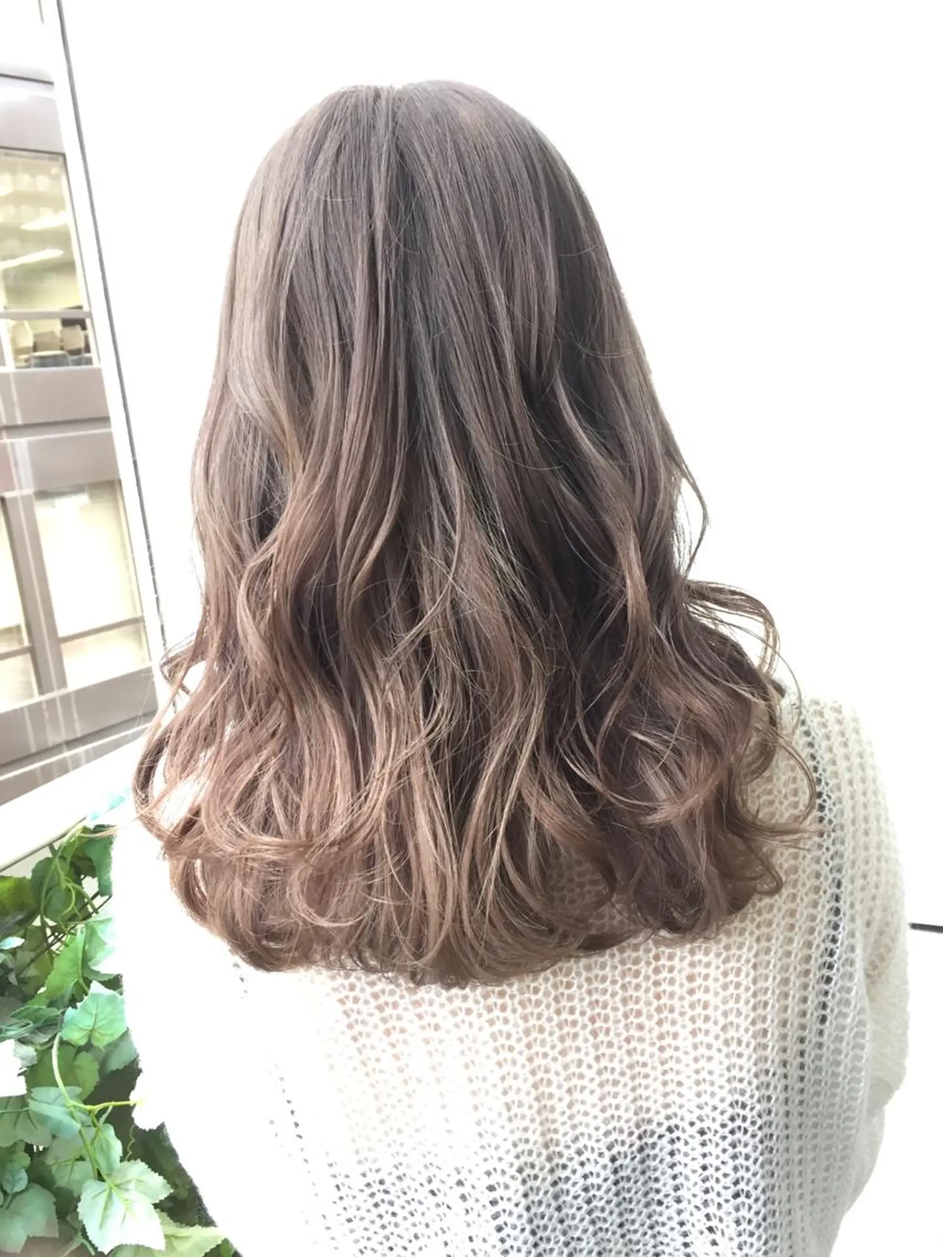 セミロング カラー ブリーチ 透明感カラー グレージュ ハイライトカラー シルバー Salon de MiLK所属・露木 啓介のヘアスタイル