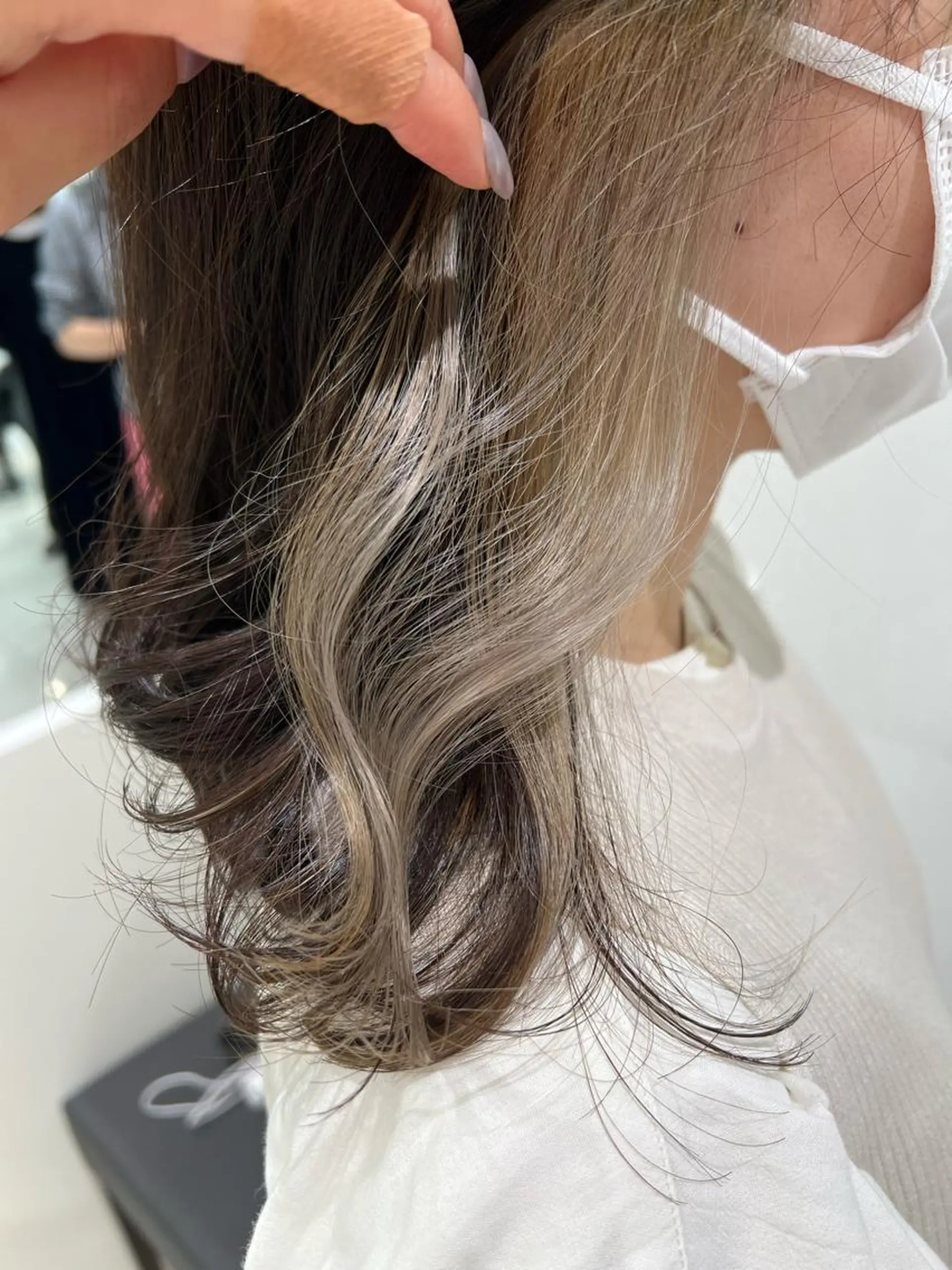 セミロング カラー ベージュカラー ブリーチ ブラウンカラー イヤリングカラー ホワイトベージュ ヘアカラー トリートメント 【暖色カラー特化】 中山由梨のヘアスタイル