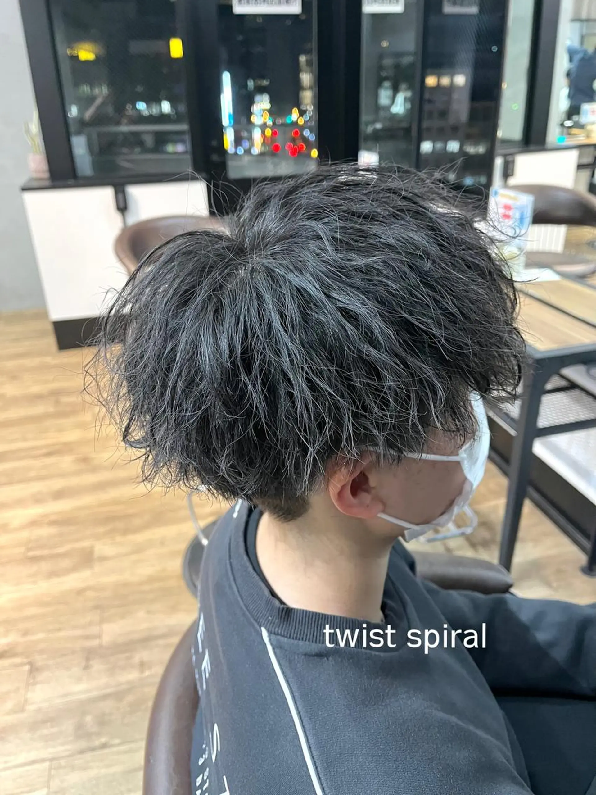 ミディアム パーマ メンズ ミディアムパーマ メンズブリーチ センターパート フェードカット マッシュ カット パーマ メンズカット/パーマ Yoshiのヘアスタイル