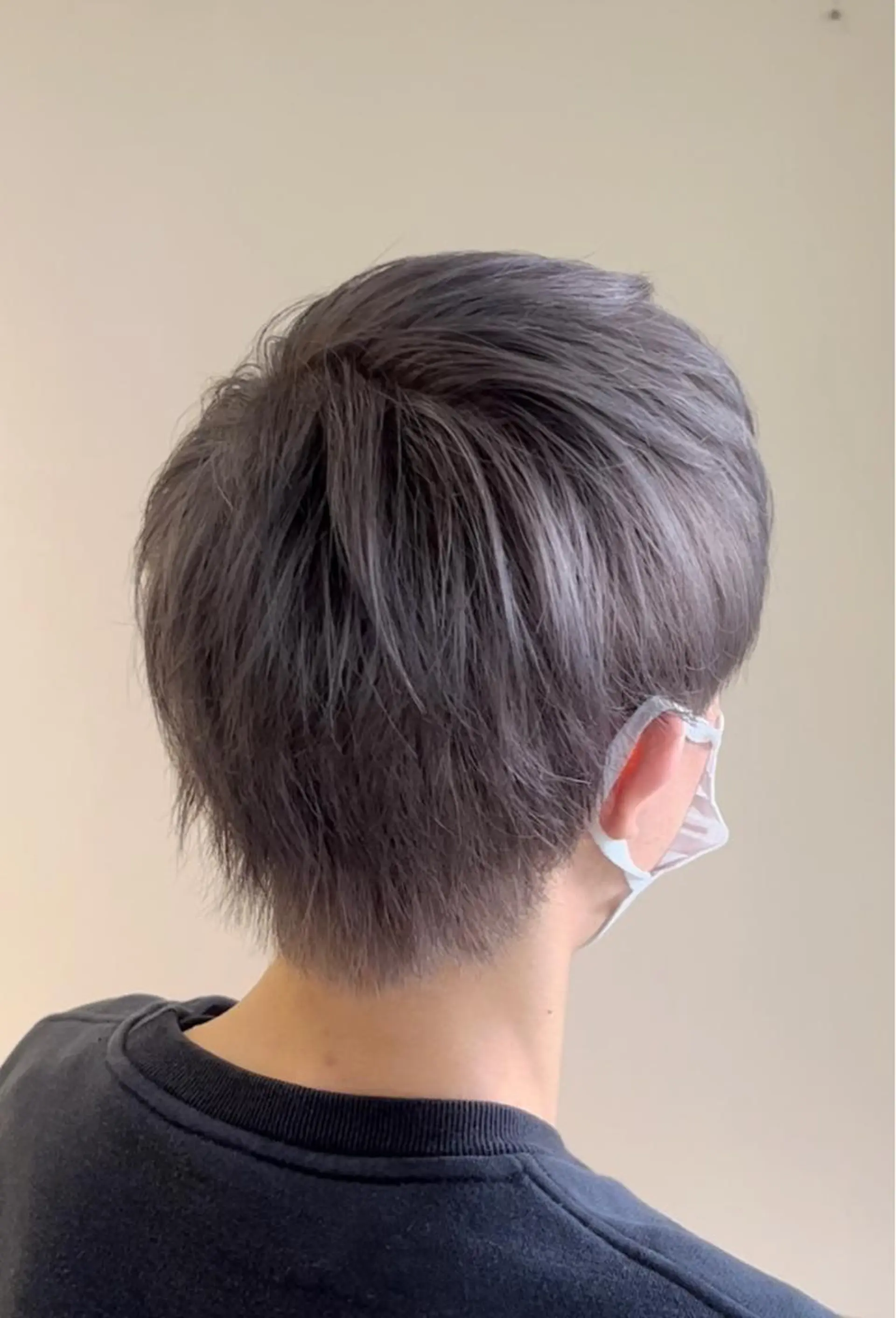 カラー シルバー カット 森田翔斗 顔周りレイヤーのヘアスタイル