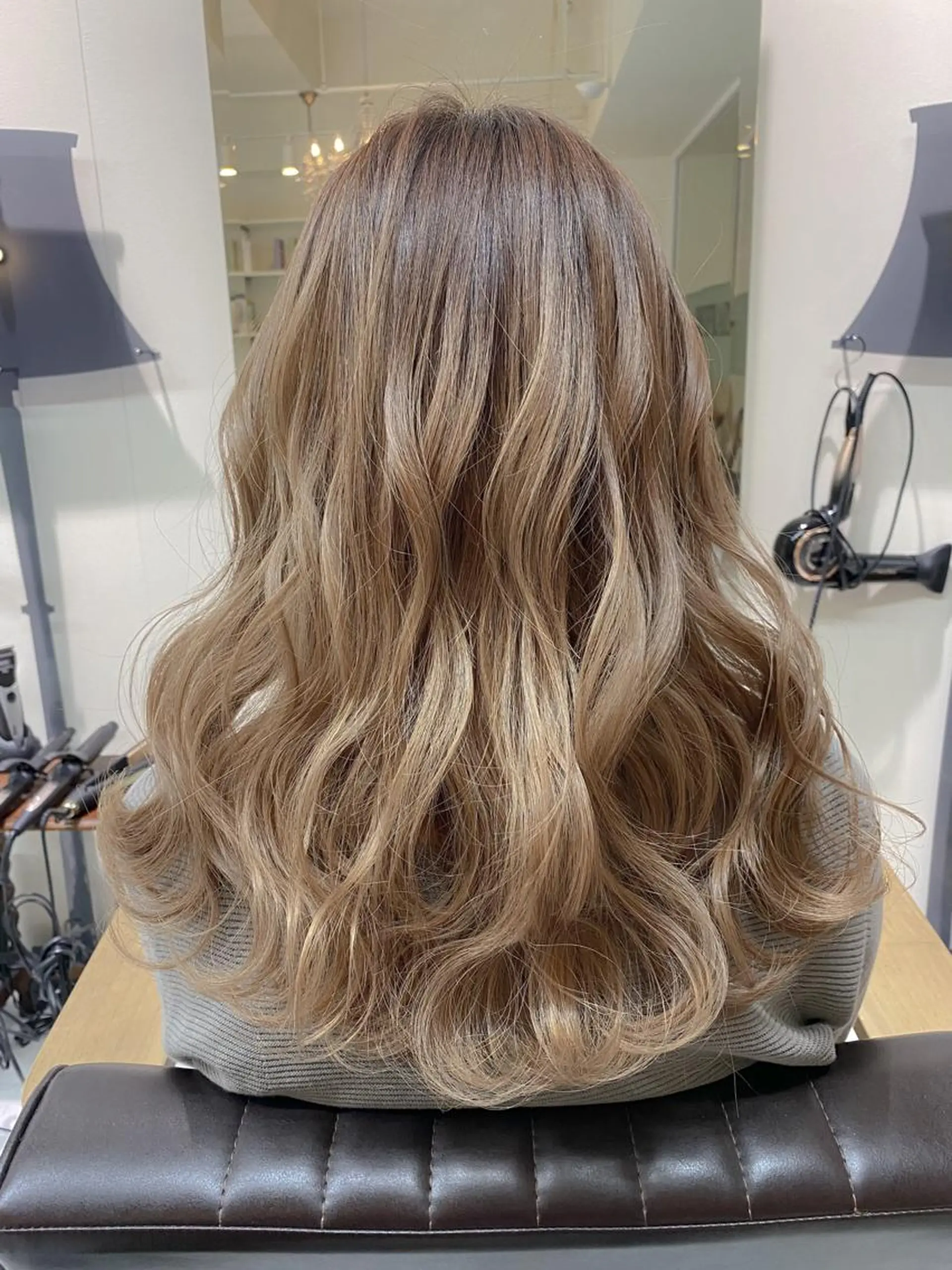 セミロング カラー バレイヤージュ ブリーチ ブロンド レイヤーカット SALOWIN神戸三宮East店所属・【透明感、艶髪】西村 有司のヘアスタイル