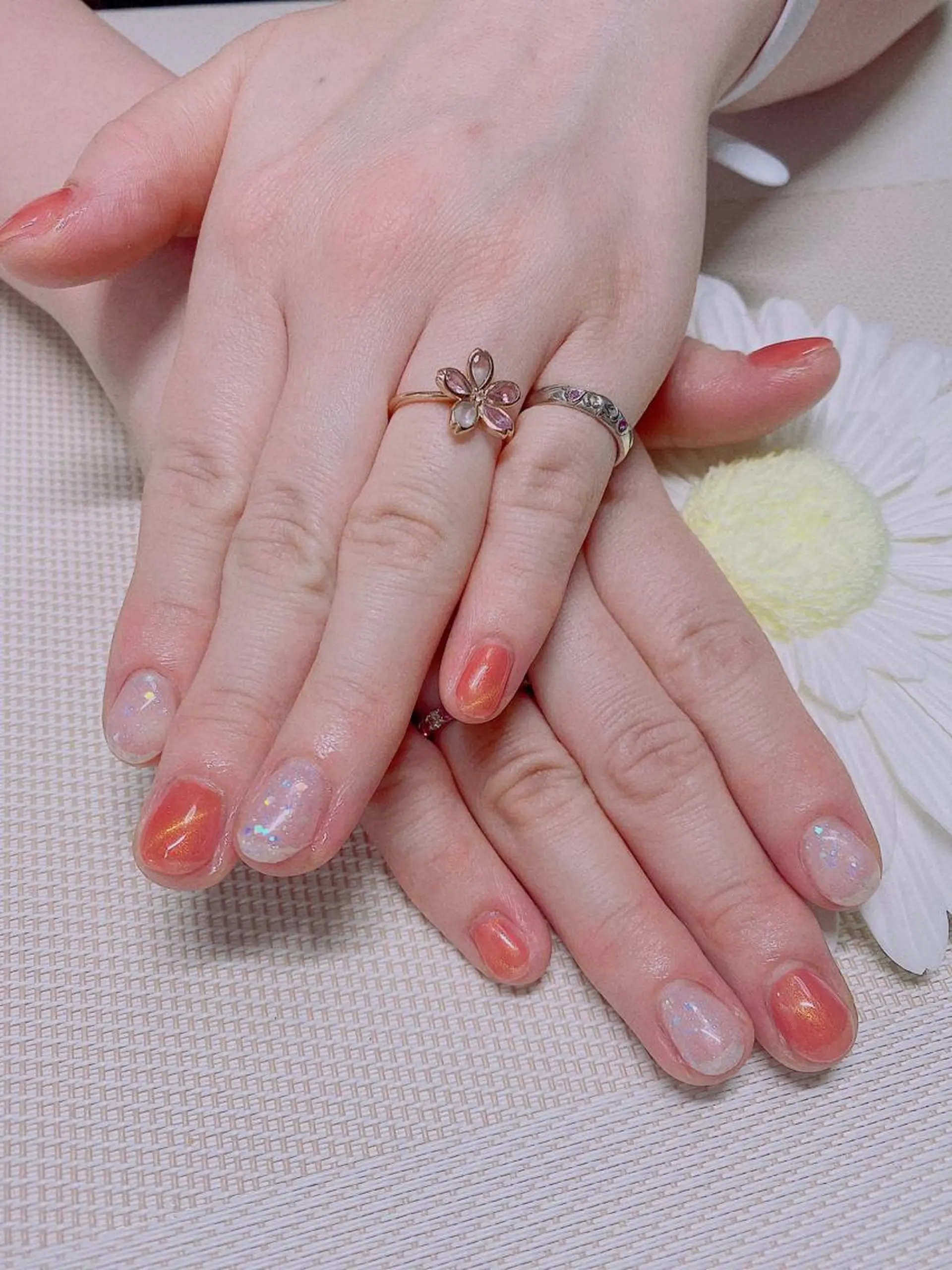 ネイル マグネットネイル ワンカラーネイル オレンジ 夏ネイル ホワイト Jasmine nailsalon所属・ジャスミン ネイルサロンのネイルデザイン