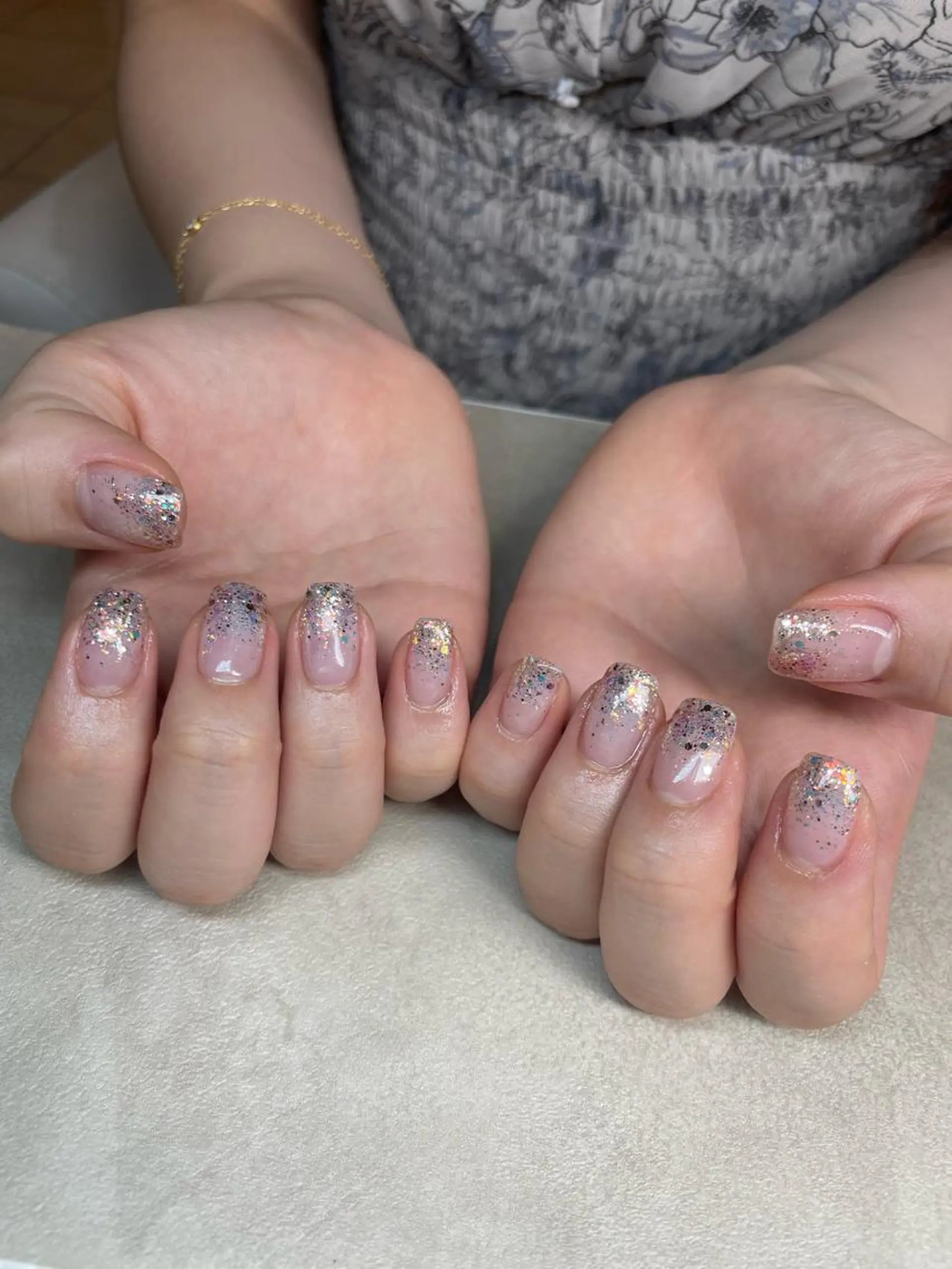 ネイル ブルー グラデーション ラメ(グリッター) ラメグラデーション オレンジ ハンドネイル フットネイル Beauty Salon GIGI所属・GIGI AYA🦋のネイルデザイン