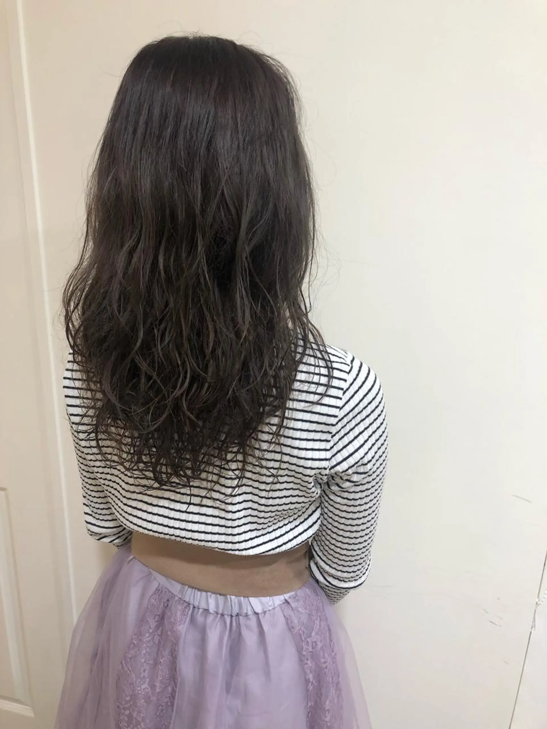 セミロング パーマ MIOベージュカラー 柔らかいカラーのヘアスタイル