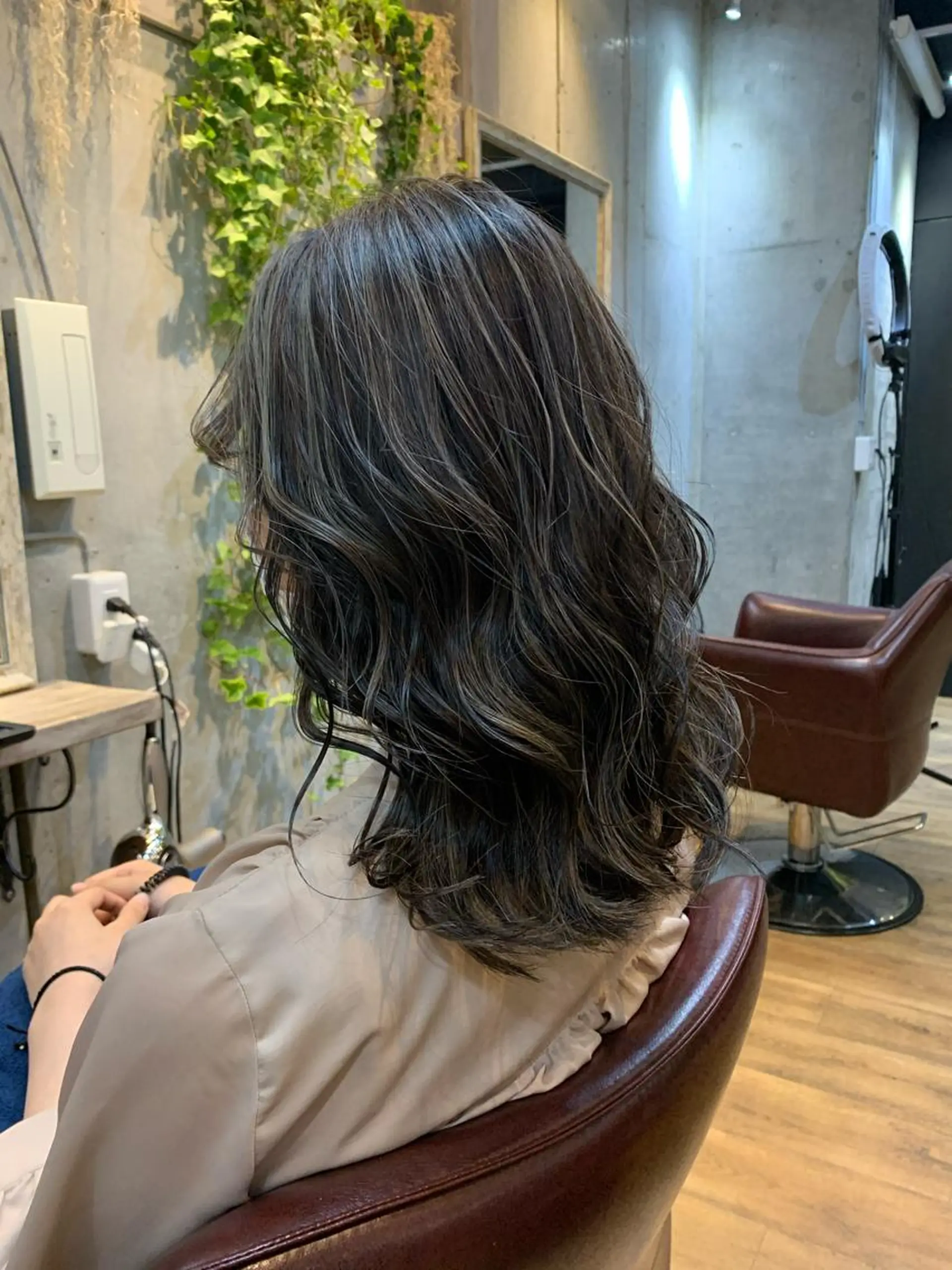 カラー toi【トワ】所属・安達 俊亮のヘアスタイル