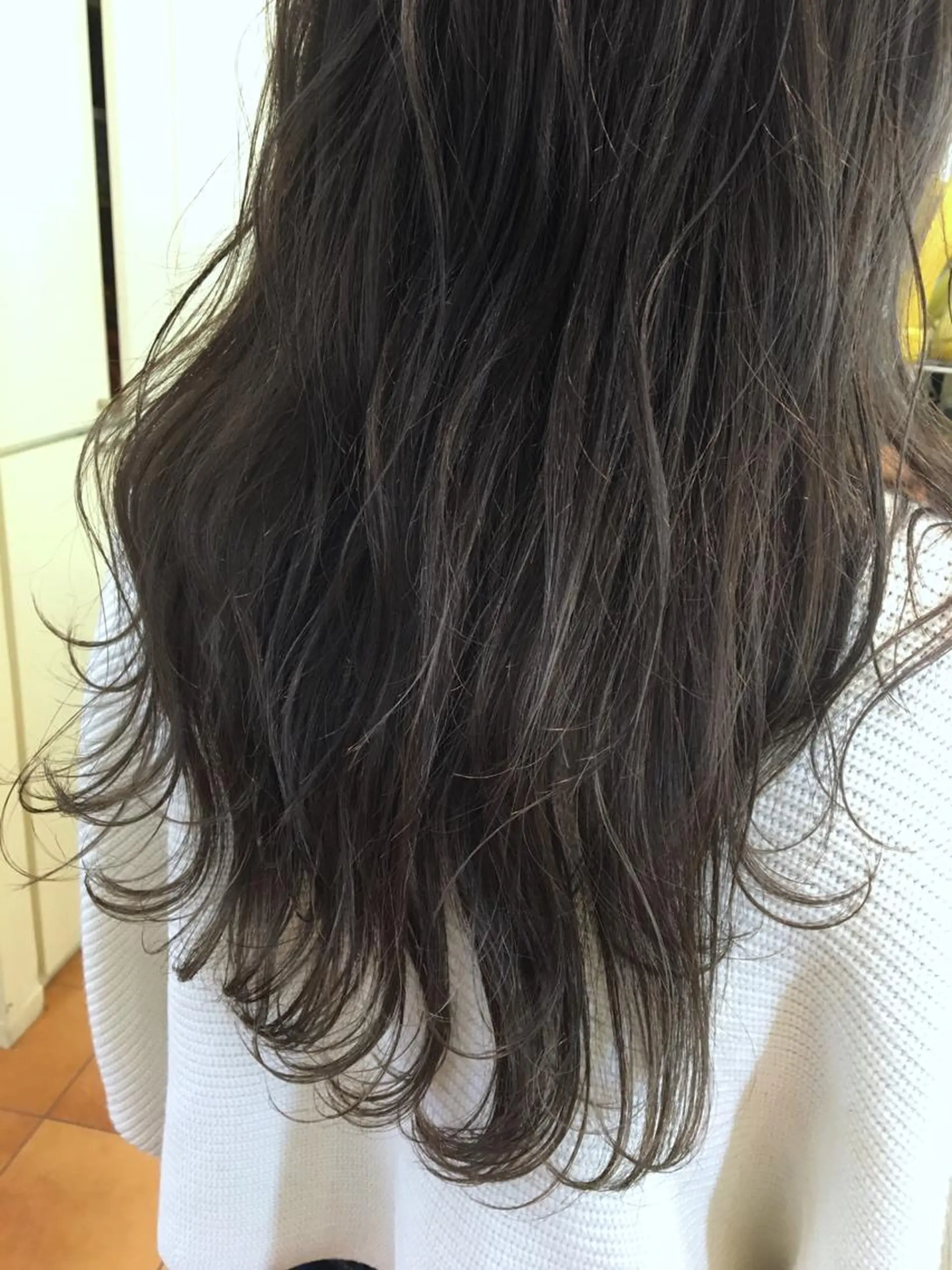 セミロング カラー グレージュ ハイライトカラー ハイライト ケアブリーチ 坪井佑樹のヘアスタイル