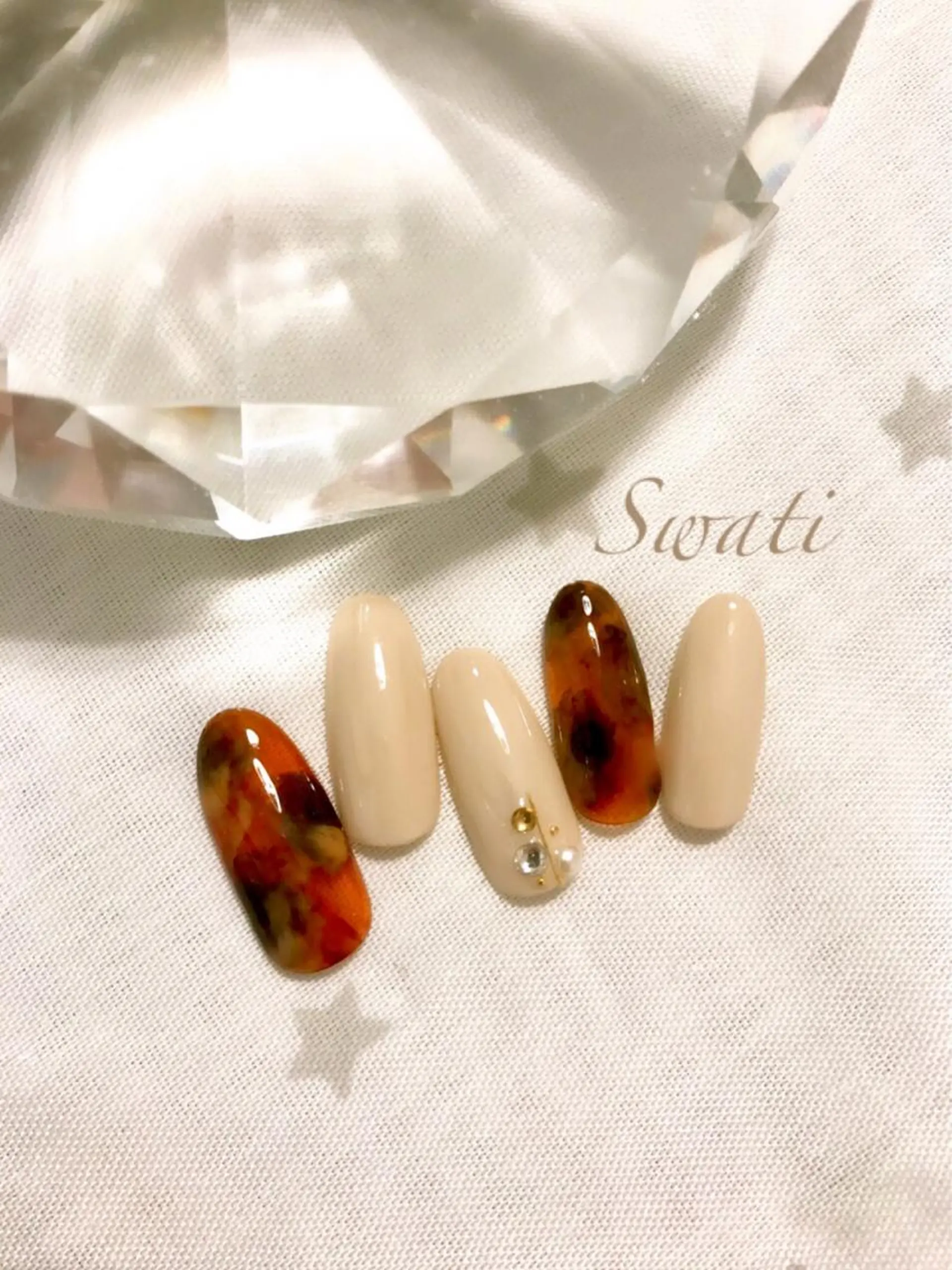 ネイル アートネイル べっ甲ネイル ブラウン ニュアンスネイル オフィスネイル yuko （ネイリスト）のネイルデザイン