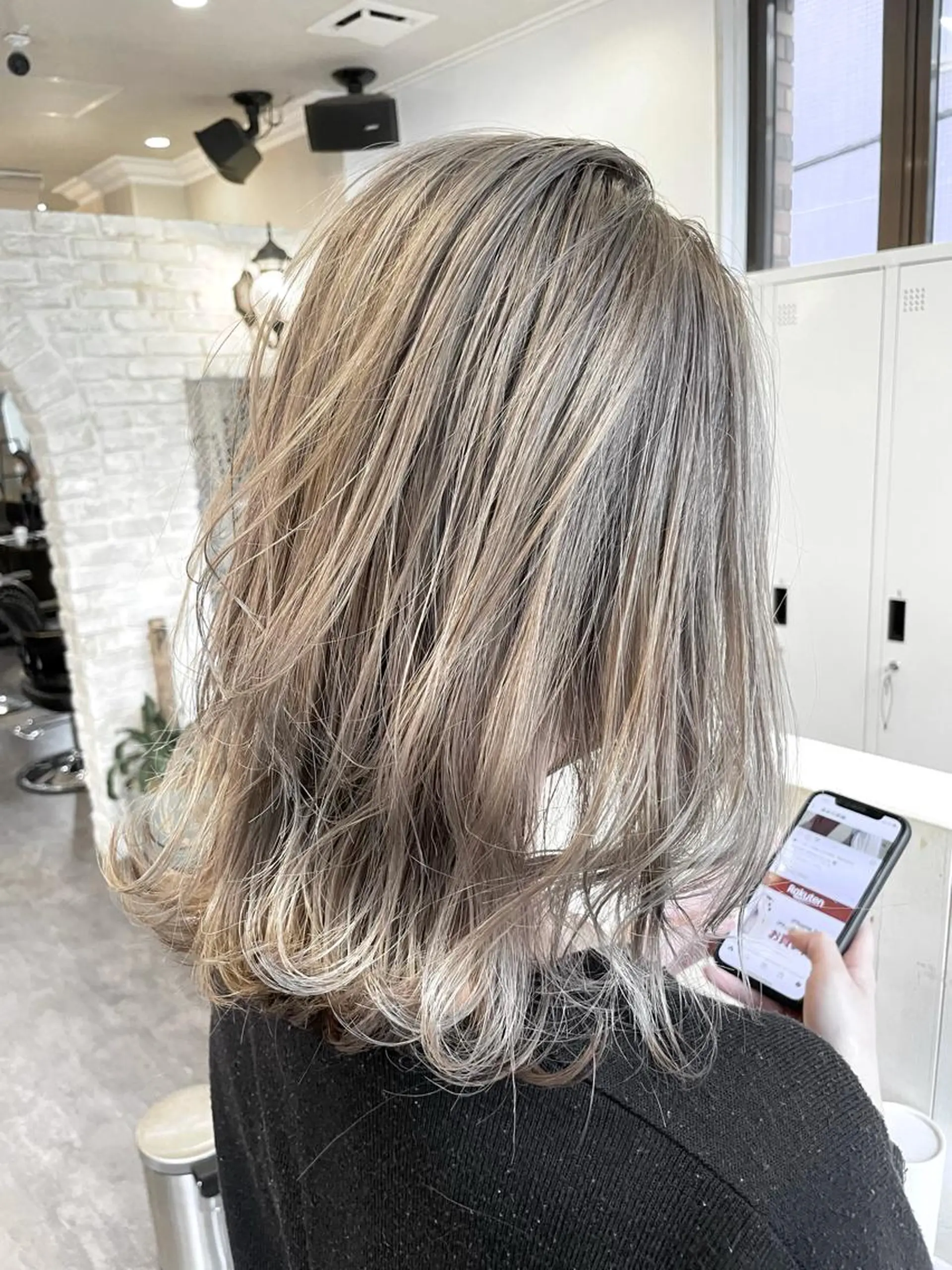 ミディアム カラー グレージュ シルバー シルバーグレージュ ヘアカラー ヘアセット レイヤー/艶カラー 🫧守利のヘアスタイル