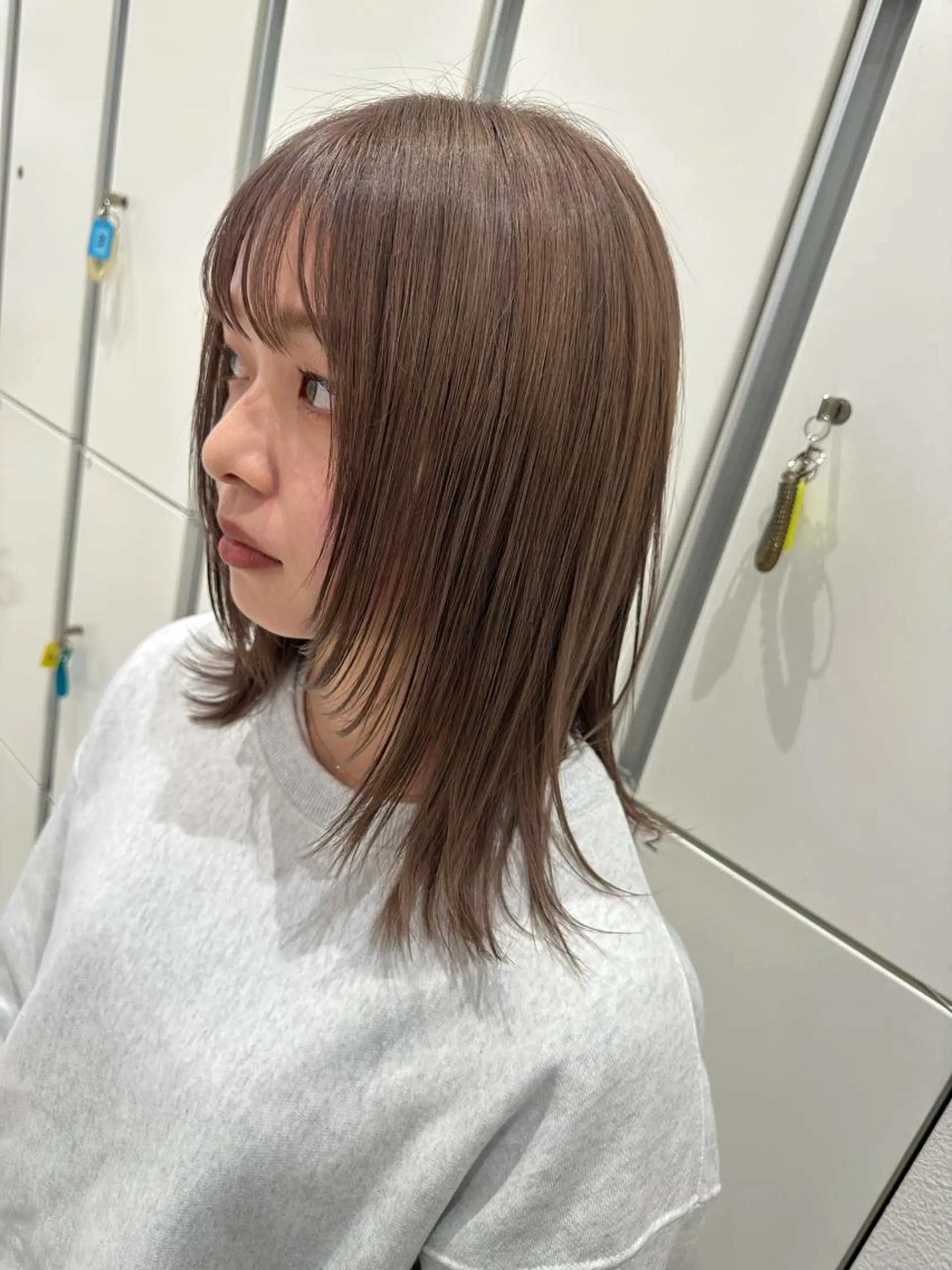 セミロング 顔まわりレイヤー 顔周りカット レイヤーカット ヘアカラー 岸 保奈美のヘアスタイル