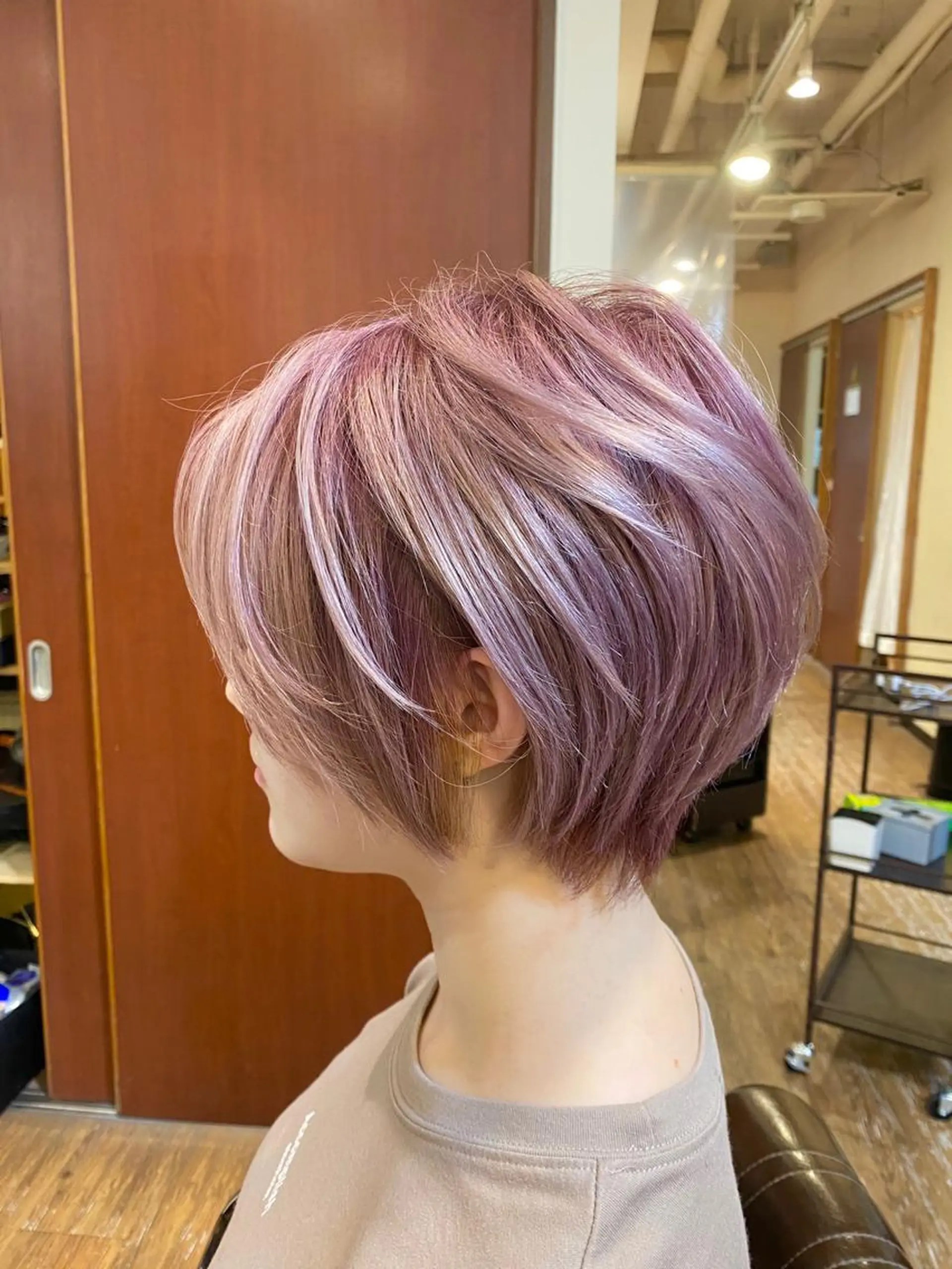 ショート カラー ピンクカラー ホワイトピンク 白髪ぼかし バレイヤージュ志鎌のヘアスタイル