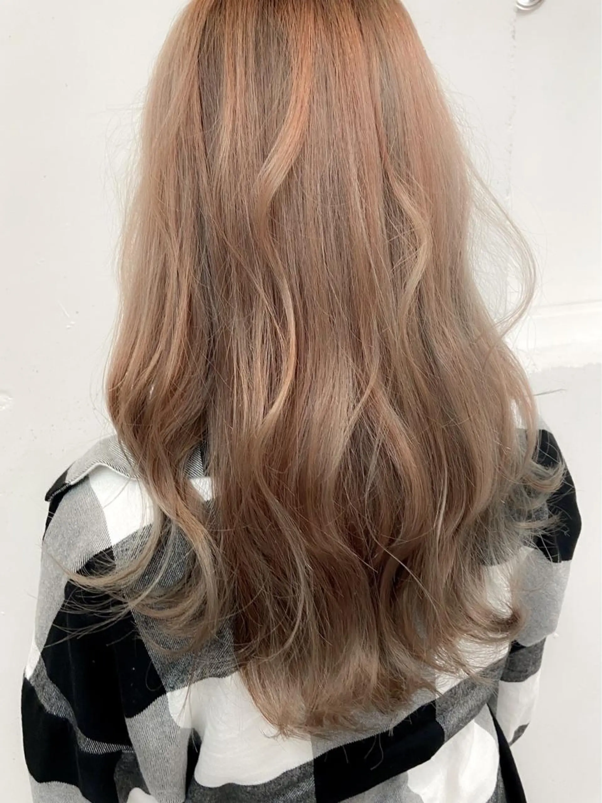 セミロング カラー ベージュカラー ブリーチ ヘアカラー トリートメント AILEE所属・ウルフカット レイヤーカット上柿のヘアスタイル