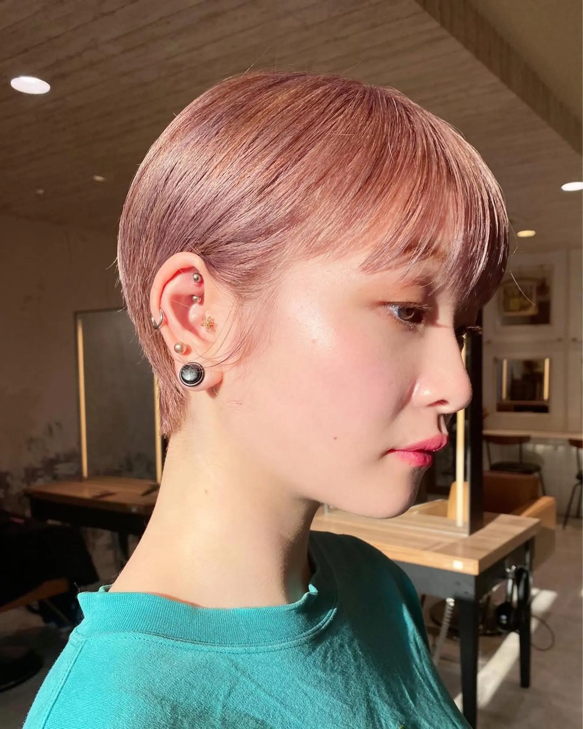 ショート カット ヘアカラー トリートメント azu ブリーチダブルカラーのヘアスタイル