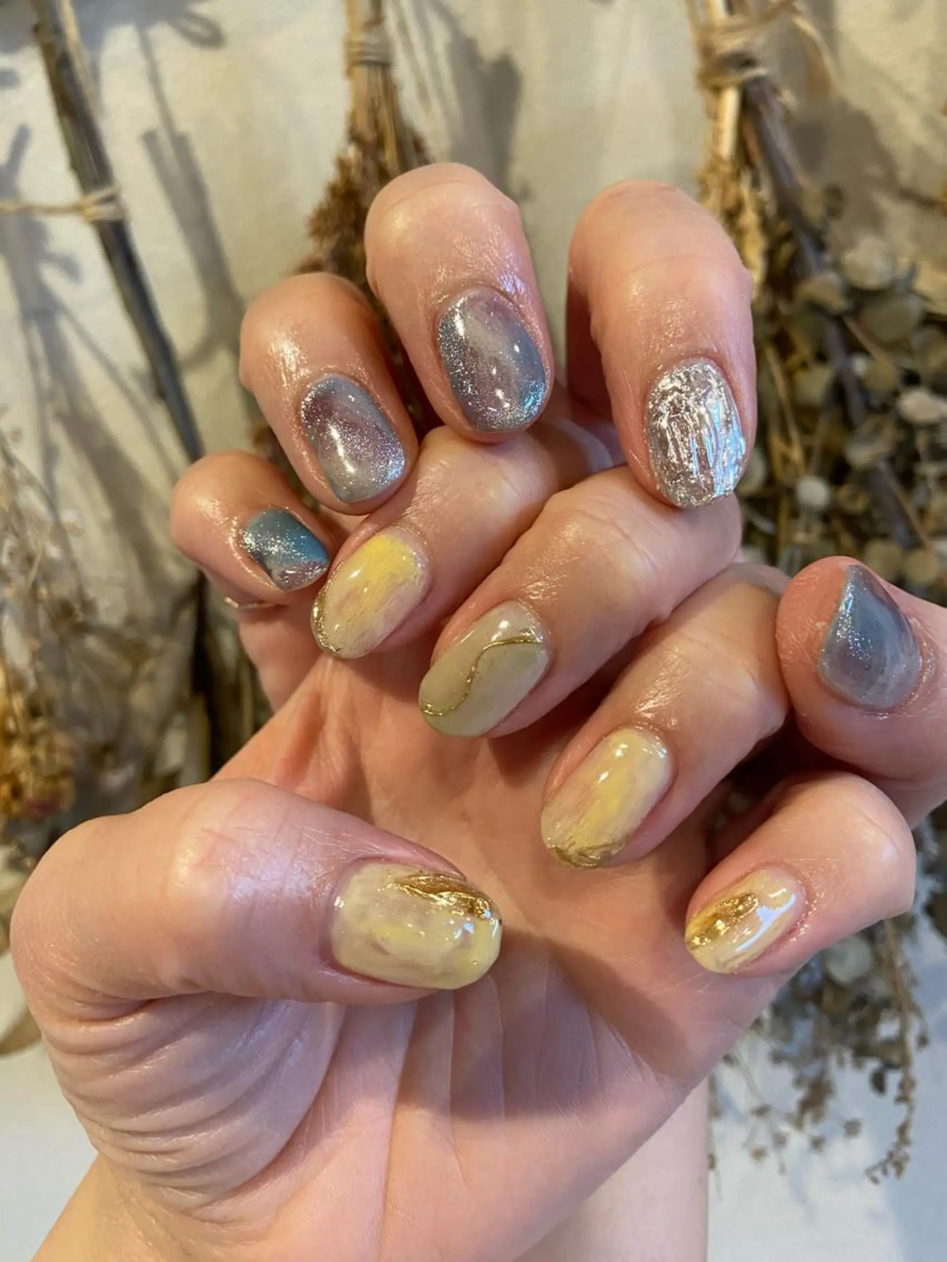 ネイル アートネイル ミラーネイル ニュアンスネイル 春ネイル 黄色 . unffのネイルデザイン