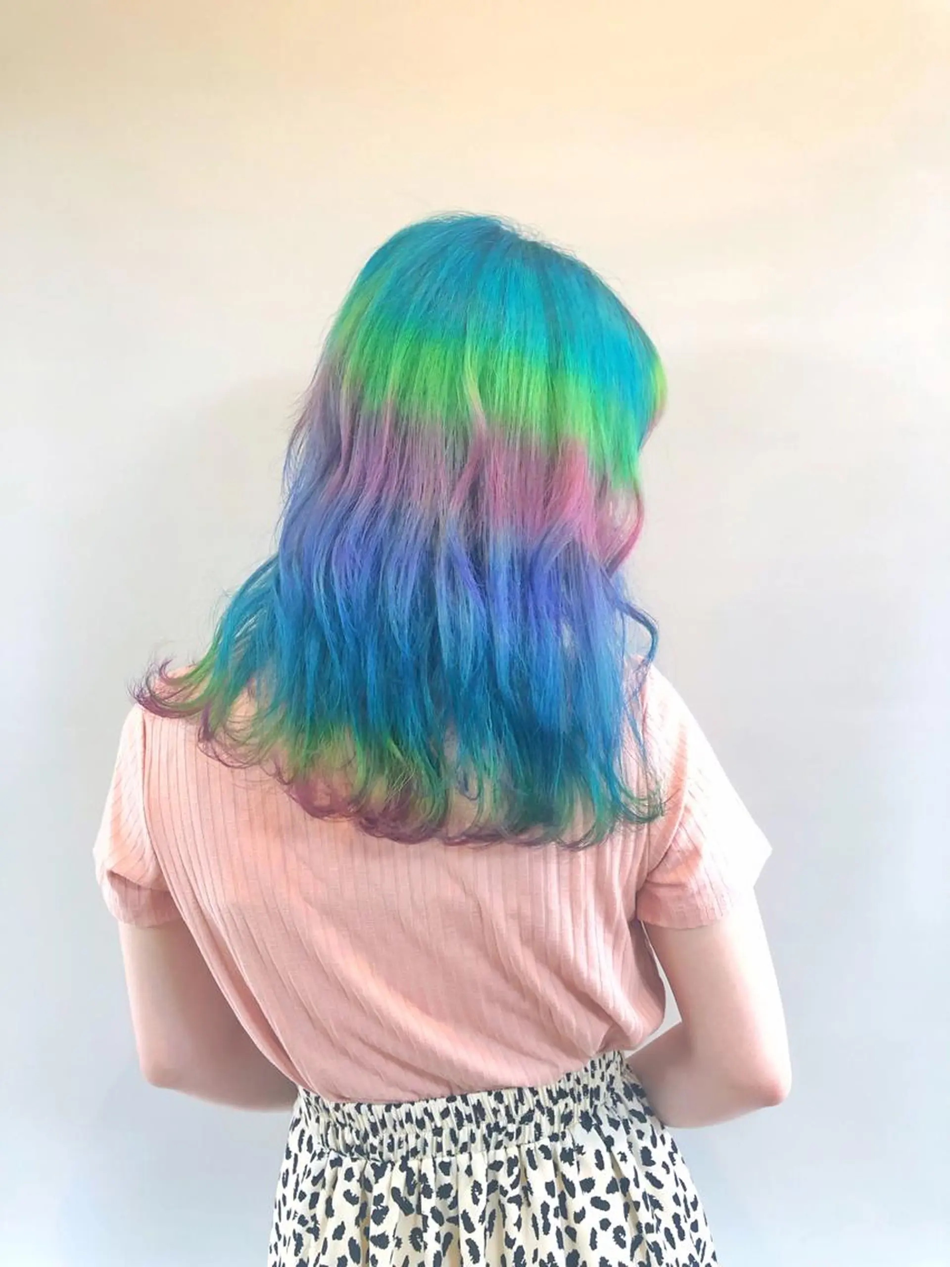 ミディアム カラー パーマ ヘアアレンジ 推し活専用 【派手髪】飯野ゆかりのヘアスタイル