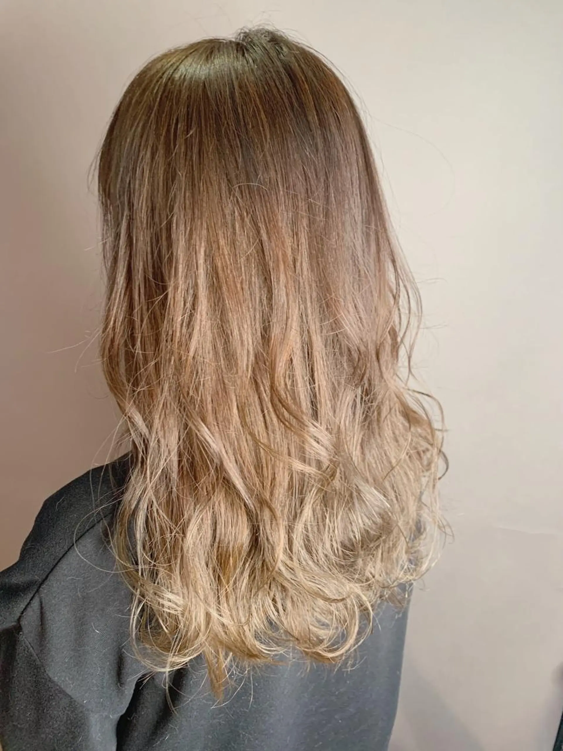 セミロング カラー 福森 みずきのヘアスタイル