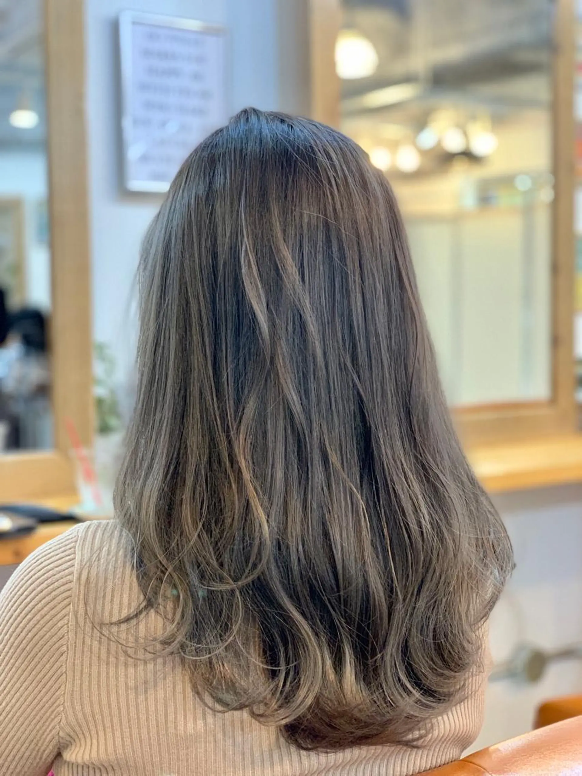 セミロング カラー ブリーチ ダークグレー ダークグレージュ グレージュ mood tatemachiのヘアスタイル