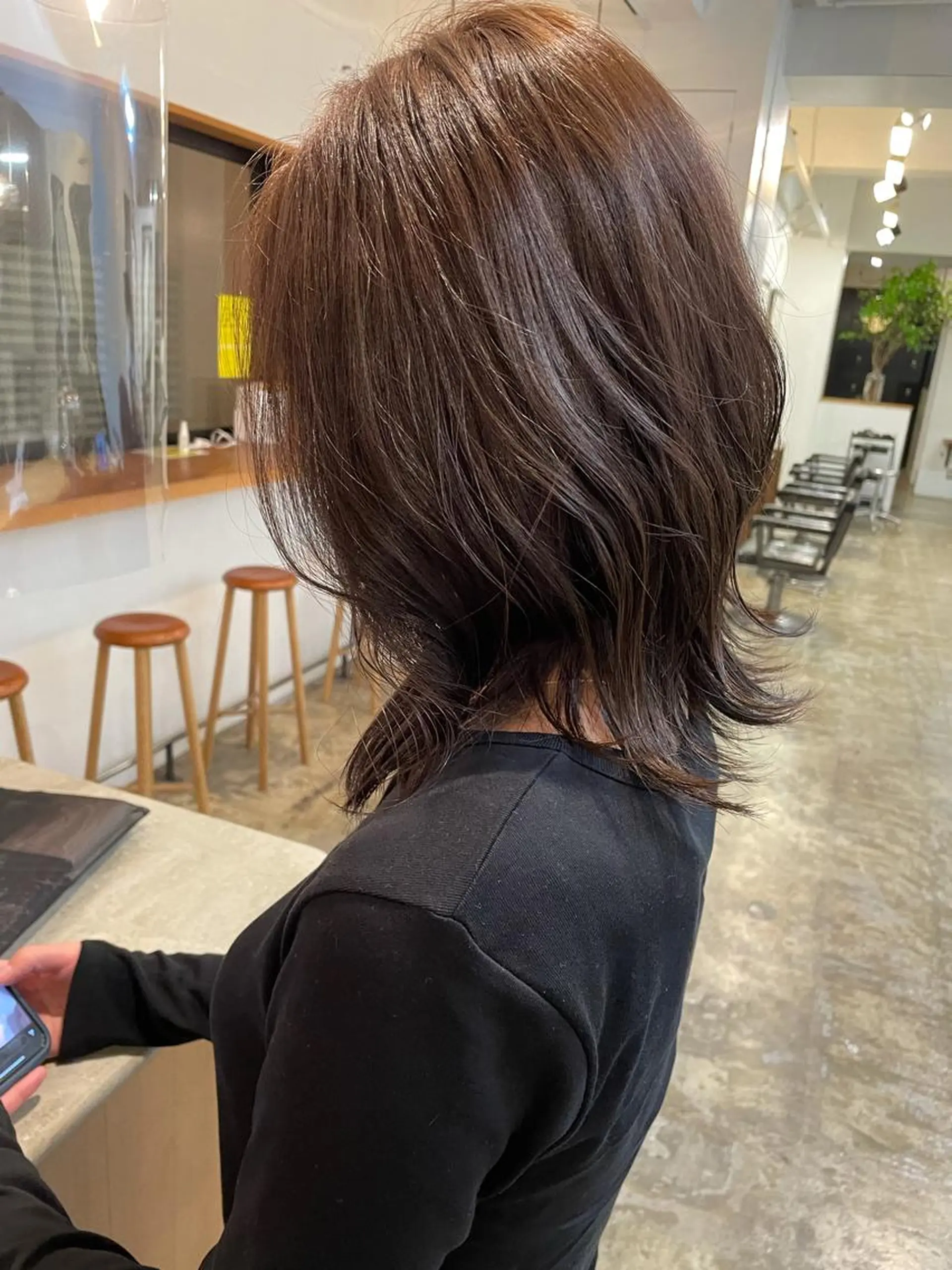 ミディアム オリーブカラー 長谷川のヘアスタイル